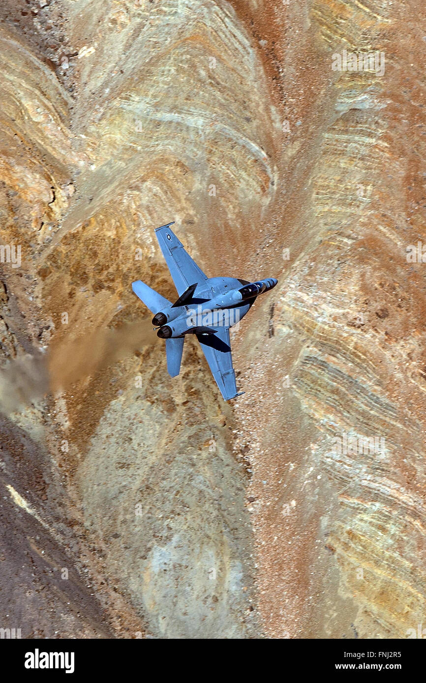 US Navy Boeing F/A-18F Super Hornet XE-250 da aria di test e valutazione Squadron nove (VX-9), il "Vampiri' vola attraverso i Jedi di transizione oltre il Rainbow Valley, il Parco Nazionale della Valle della Morte, California, Stati Uniti d'America Foto Stock