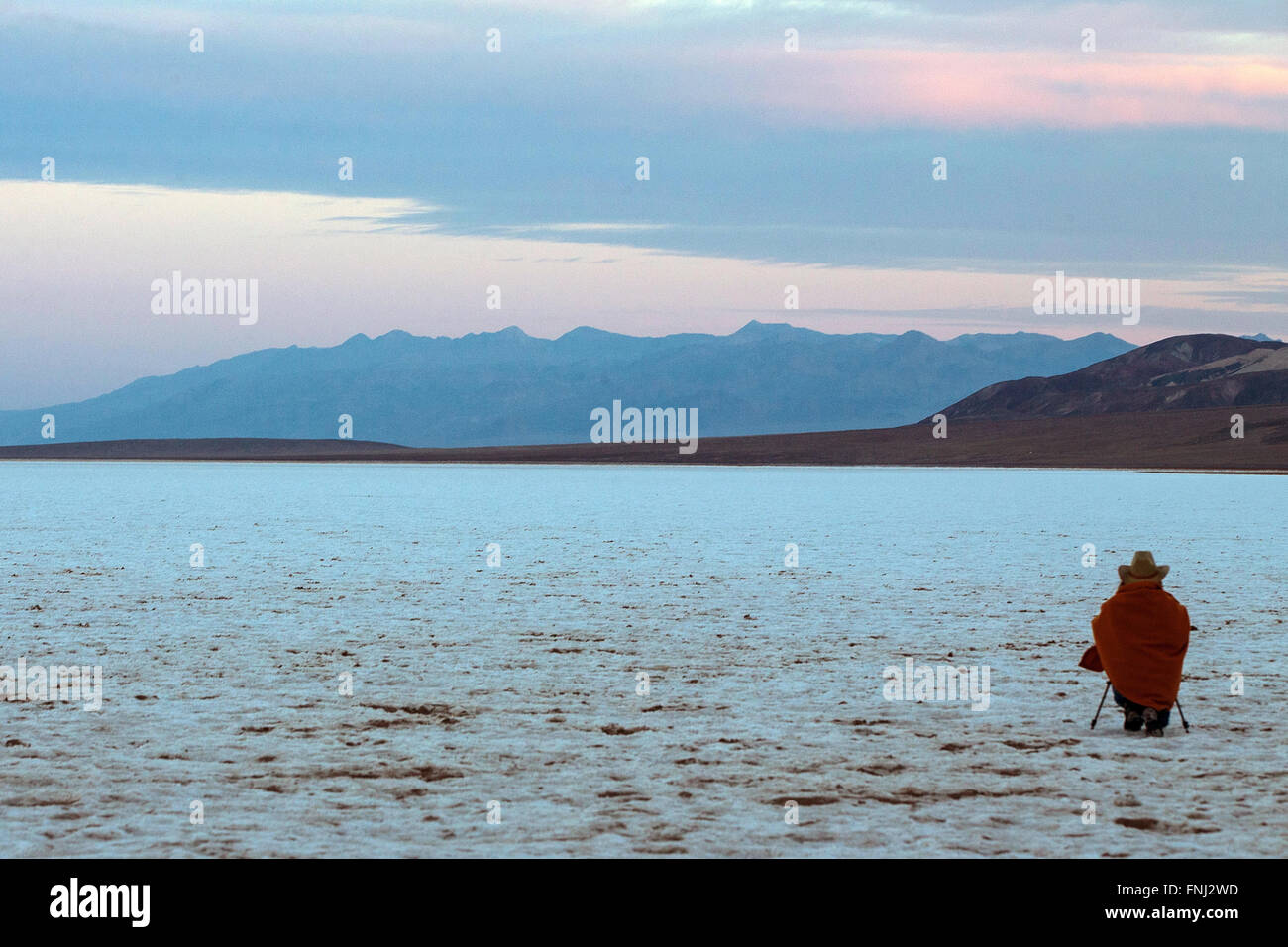 Fotografo riprese bacino Badwater presso sunrise, il Parco Nazionale della Valle della Morte, California, Stati Uniti d'America Foto Stock