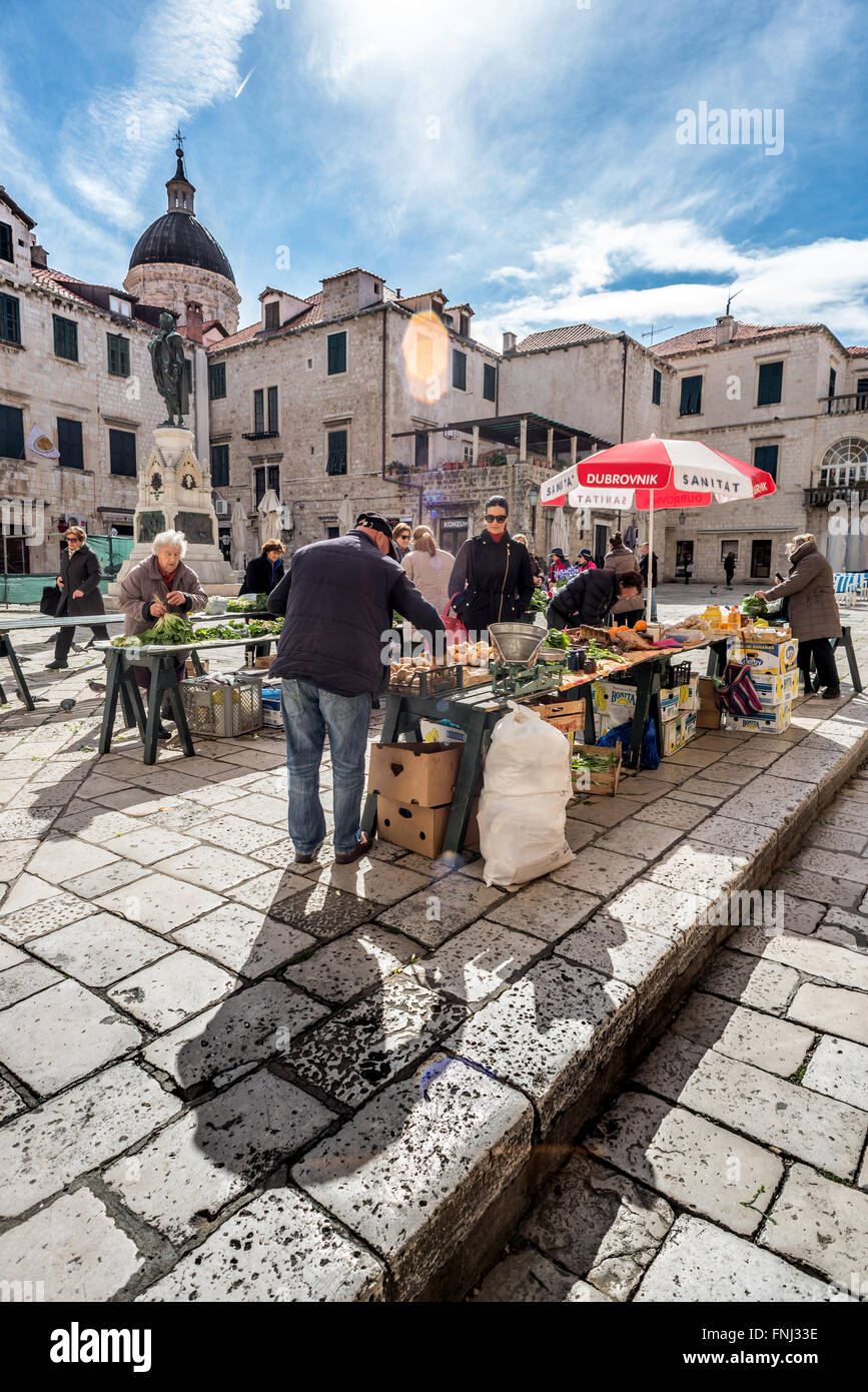 Una mattina tranquilla presso il mercato di frutta e verdura nella città vecchia di Dubrovnik Foto Stock