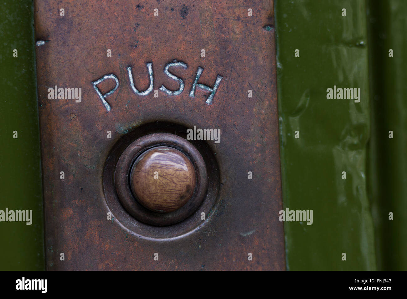 Opacizzato in rame o ottone campanello con push incisi nel pannello di metallo al di sopra di esso Foto Stock