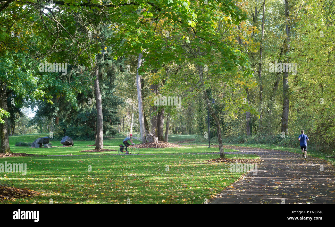 Alton Baker Park in Eugene Oregon fornisce un bel esercizio environmnt per un pareggiatore di solitario e il ciclista. Foto Stock