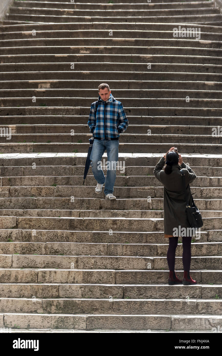 La gente sui gradini che conducono a Sant Ignazio di Loyola la chiesa di Dubrovnik, Croazia. Foto Stock