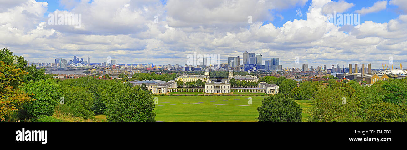 Panorama del centro di Londra, Canary Wharf, old Royal Naval College ed il Millennium Dome dalla collina osservatorio di Greenwich. Foto Stock