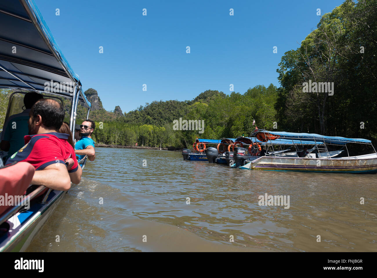 Barca con i turisti nel fiume Kilim Tour, Langkawi Foto Stock