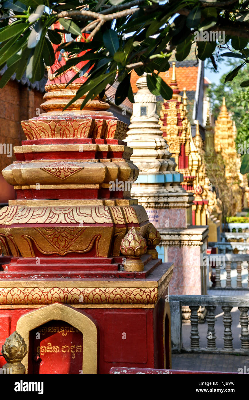 Fila di tombe buddista, Preah Prohm Rath Monastero e centro buddista, Siem Reap, Cambogia Foto Stock