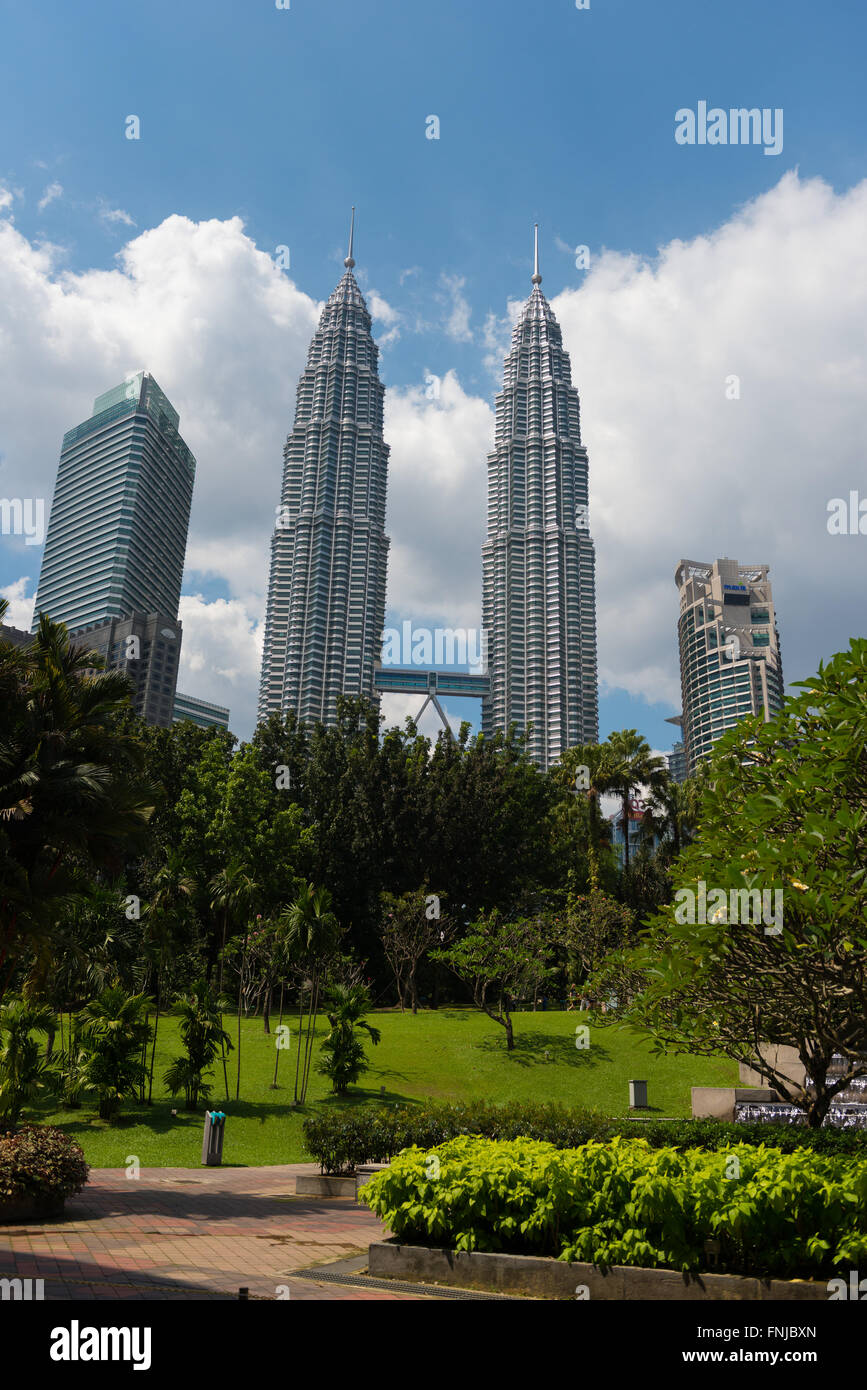 Petronas Twin Towers e centro citta' Parco KLCC, Kuala Lumpur, Malesia Foto Stock