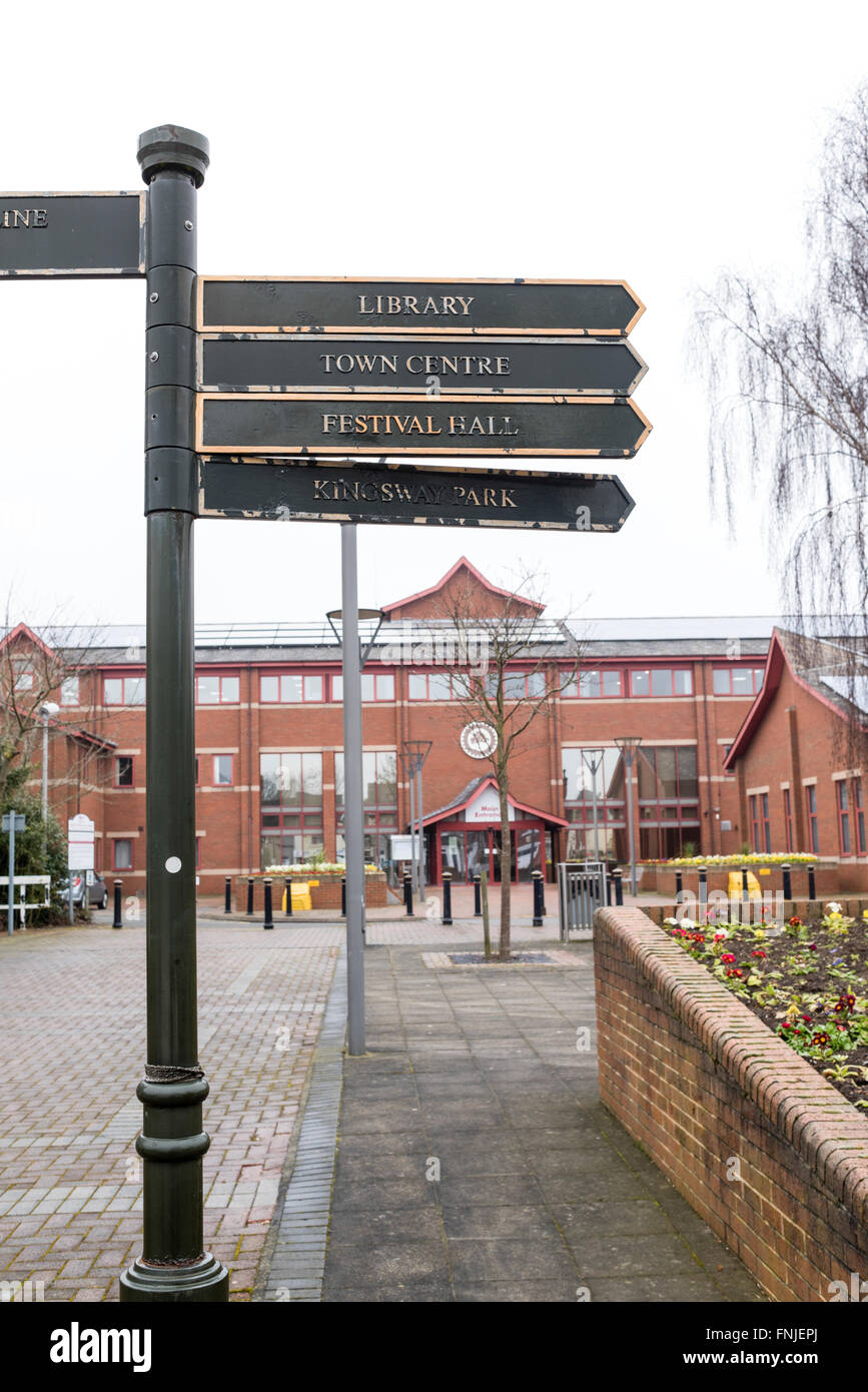 Kirby-In-Ashfield, Nottinghamshire, Regno Unito. Il 15 marzo, 2016. Dopo che ieri il giorno caldo e soleggiato drizzly umido meteo restituisce. La gente a piedi passato Kirkby festival hall dove il blu comico Roy'Chubby' Brown era dovuta per eseguire,che è fino ad Ashfield consiglio del distretto lo bandì dal centro. Centinaia di persone hanno firmato una petizione per chiedere il divieto di essere ribaltato . Credito: Ian Francesco/Alamy Live News Foto Stock