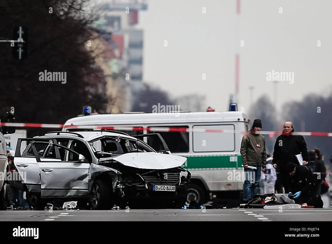 Berlino, Germania. Xv Mar, 2016. Gli investigatori di lavoro presso il sito della vettura esplosione a Berlino, Germania, il 15 marzo 2016. Un auto esplosione causata da un dispositivo esplosivo nella capitale tedesca il martedì ha ucciso il conducente, emittente televisiva tedesca ARD ha riferito. Credito: Zhang ventola/Xinhua/Alamy Live News Foto Stock