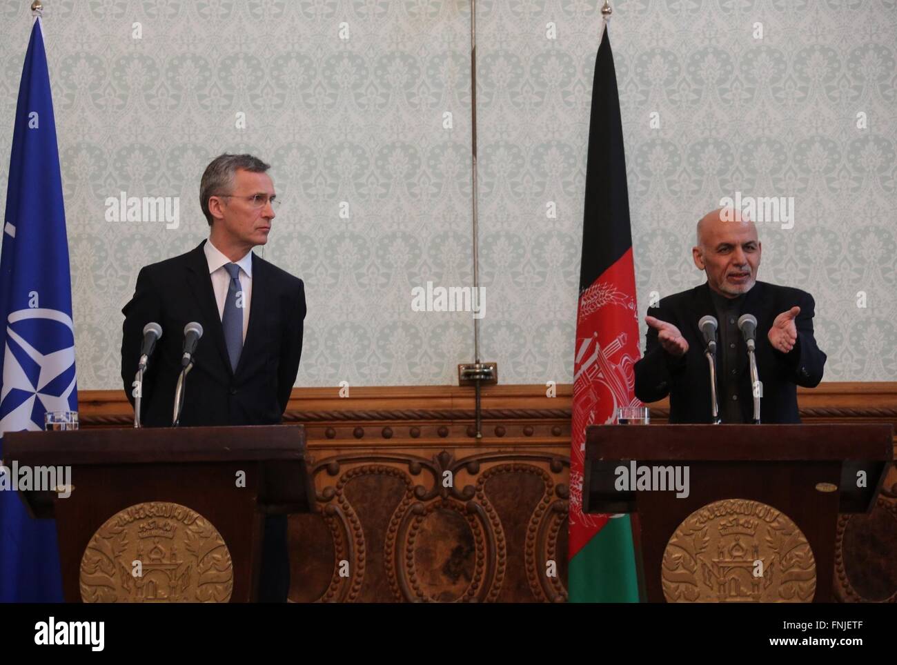 A Kabul, Afghanistan. Xv Mar, 2016. Il Presidente afgano Mohammad Ashraf Ghani (R) parla durante una conferenza stampa tenutasi a Kabul, capitale dell'Afghanistan, Marzo 15, 2016. Indirizzamento di una conferenza stampa congiunta con il presidente afgano Mohammad Ashraf Ghani, visitando il Segretario generale della NATO Stoltenberg ha detto che la NATO continuerà a sostenere le forze di sicurezza afgane nel quadro del sostegno deciso (RS) missione per eliminare il terrorismo. Credito: Rahmat Alizadah/Xinhua/Alamy Live News Foto Stock