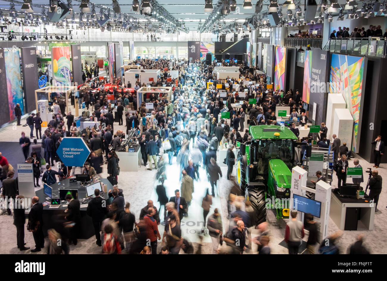 Hannover, Germania. Xv Mar, 2016. Visitatori presso la IBM in stallo alla fiera CeBIT di Hannover, Germania, 15 marzo 2016. Foto: OLE SPATA/DPA/Alamy Live News Foto Stock