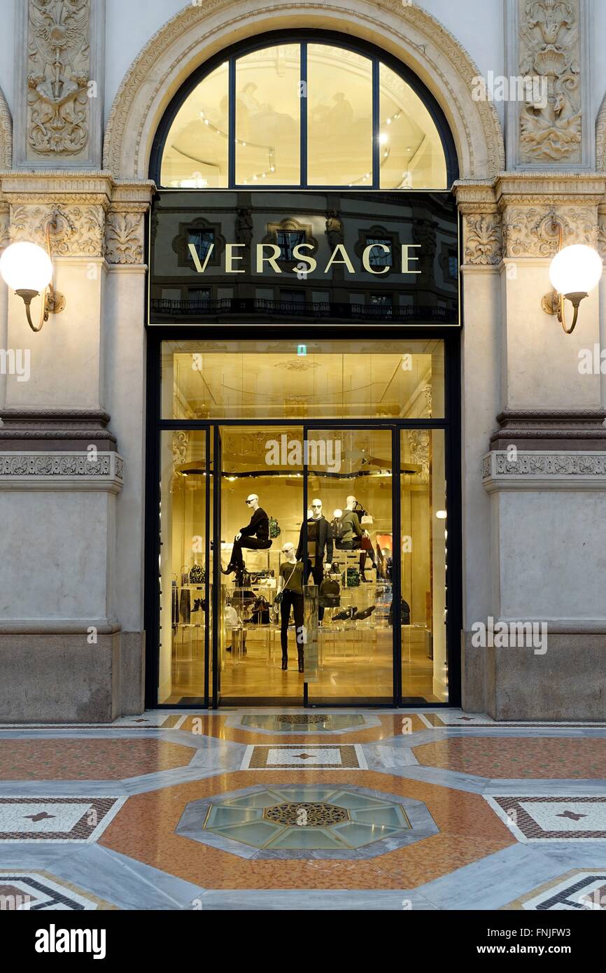 Italia: Versace boutique presso la Galleria Vittorio Emanuele II a Milano.  Foto da 10. Marzo 2016 Foto stock - Alamy