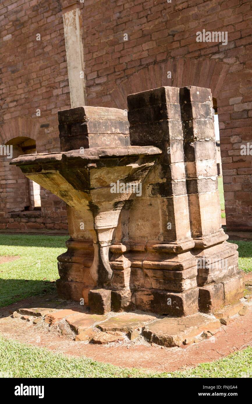 Le rovine della Cattedrale di Jesús de Tavarangue, uno del sito Patrimonio Mondiale dell'UNESCO. Riduzioni in Sud America sono noti anche come riduzione dei Gesuiti. Foto Stock