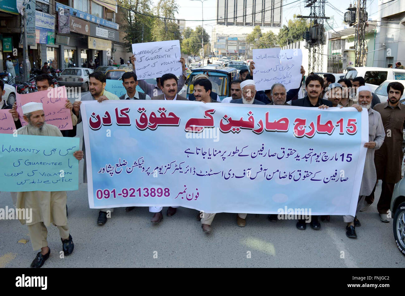 I cittadini partecipano in consapevolezza rally porterebbe da Assistente Direttore della tutela dei consumatori nel collegamento del consumatore internazionale giorno, passano attraverso Saddar area nella città di Peshawar Martedì, Marzo 15, 2016. Foto Stock