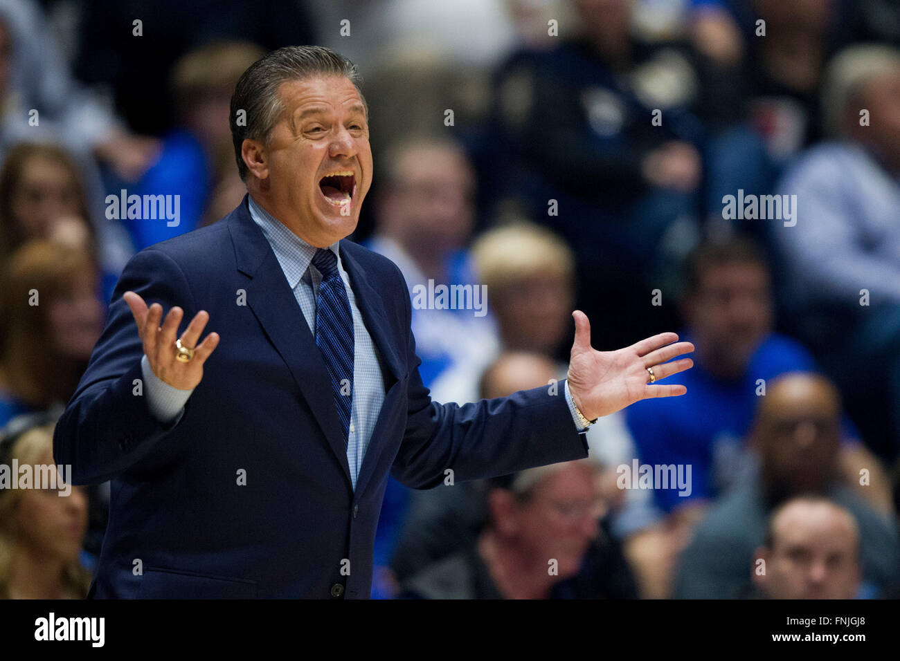 Le ore di lavoro straordinario. 13 Mar, 2016. Kentucky head coach John Calipari durante il SEC campionato di pallacanestro domenica 13 marzo, 2016. Il Kentucky ha vinto in 82-77 ore di lavoro straordinario. © csm/Alamy Live News Foto Stock