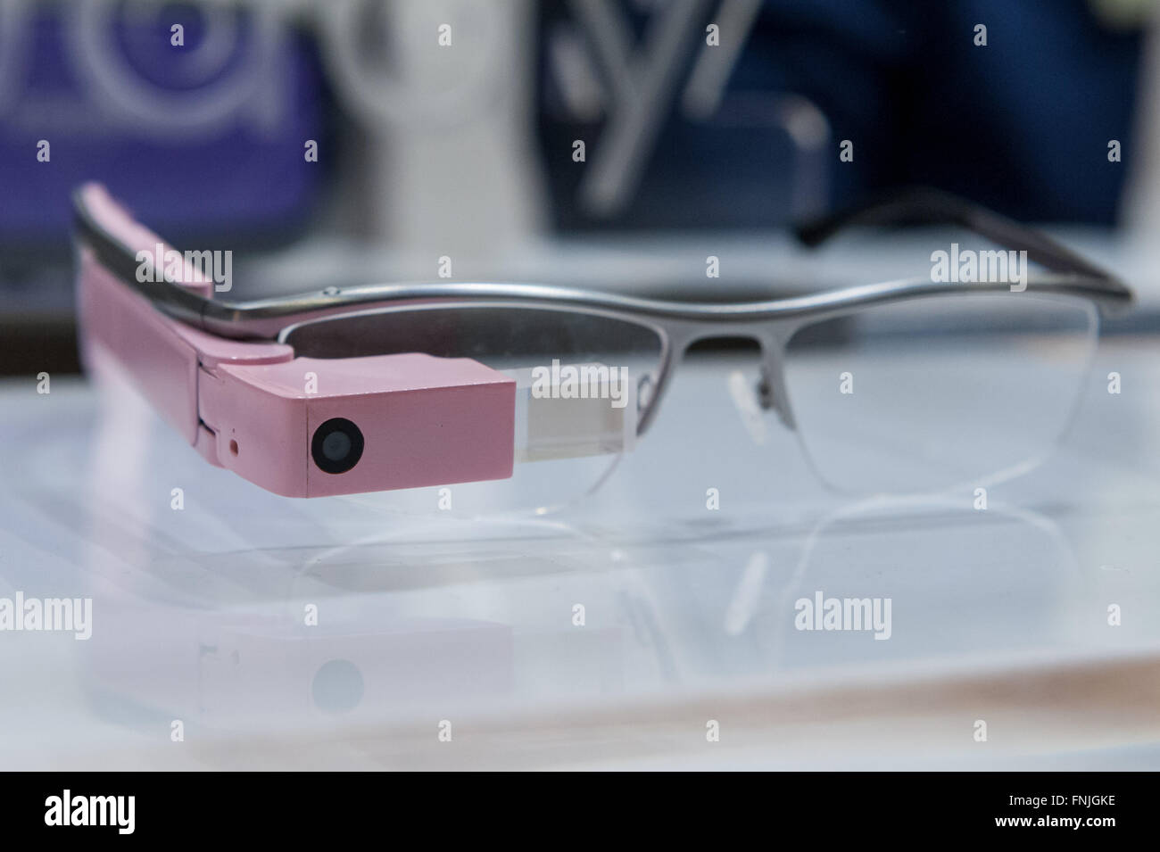 Londra, Regno Unito. Il 15 marzo 2016. Una realtà aumentata auricolare sul display. Appassionati di tecnologia visita il Wearable Technology Show presso il centro Excel. Il più grande evento dedicato per la tecnologia collegata, lo spettacolo presenta prodotti innovativi da start-up nonché prodotti dalle principali aziende di tecnologia e include i più recenti in realtà virtuale e la realtà aumentata di dispositivi e software. Credito: Stephen Chung / Alamy Live News Foto Stock