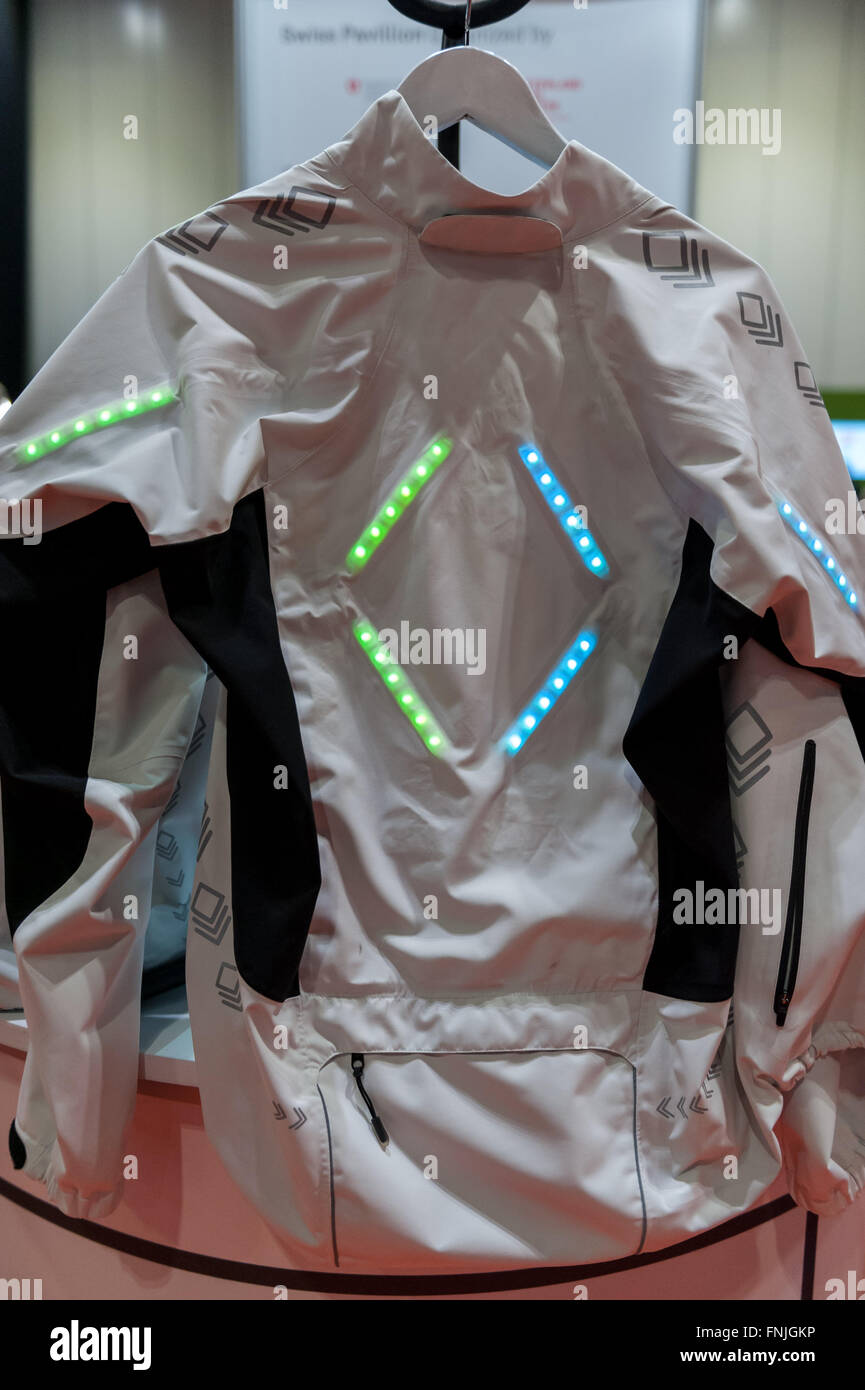 Londra, Regno Unito. Il 15 marzo 2016. Un supporto incorporante 'smart' tessili. Appassionati di tecnologia visita il Wearable Technology Show presso il centro Excel. Il più grande evento dedicato per la tecnologia collegata, lo spettacolo presenta prodotti innovativi da start-up nonché prodotti dalle principali aziende di tecnologia e include i più recenti in realtà virtuale e la realtà aumentata di dispositivi e software. Credito: Stephen Chung / Alamy Live News Foto Stock