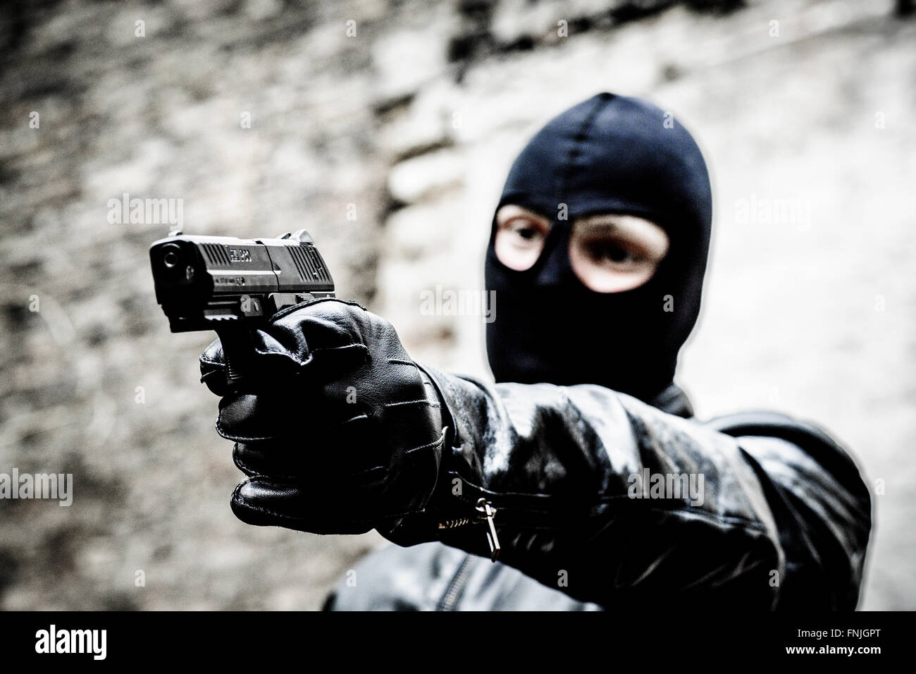 Un uomo con pistole, Germania, Berlino, 20. Maggio 2015. Foto: picture alliance/Robert Schlesinger Foto Stock