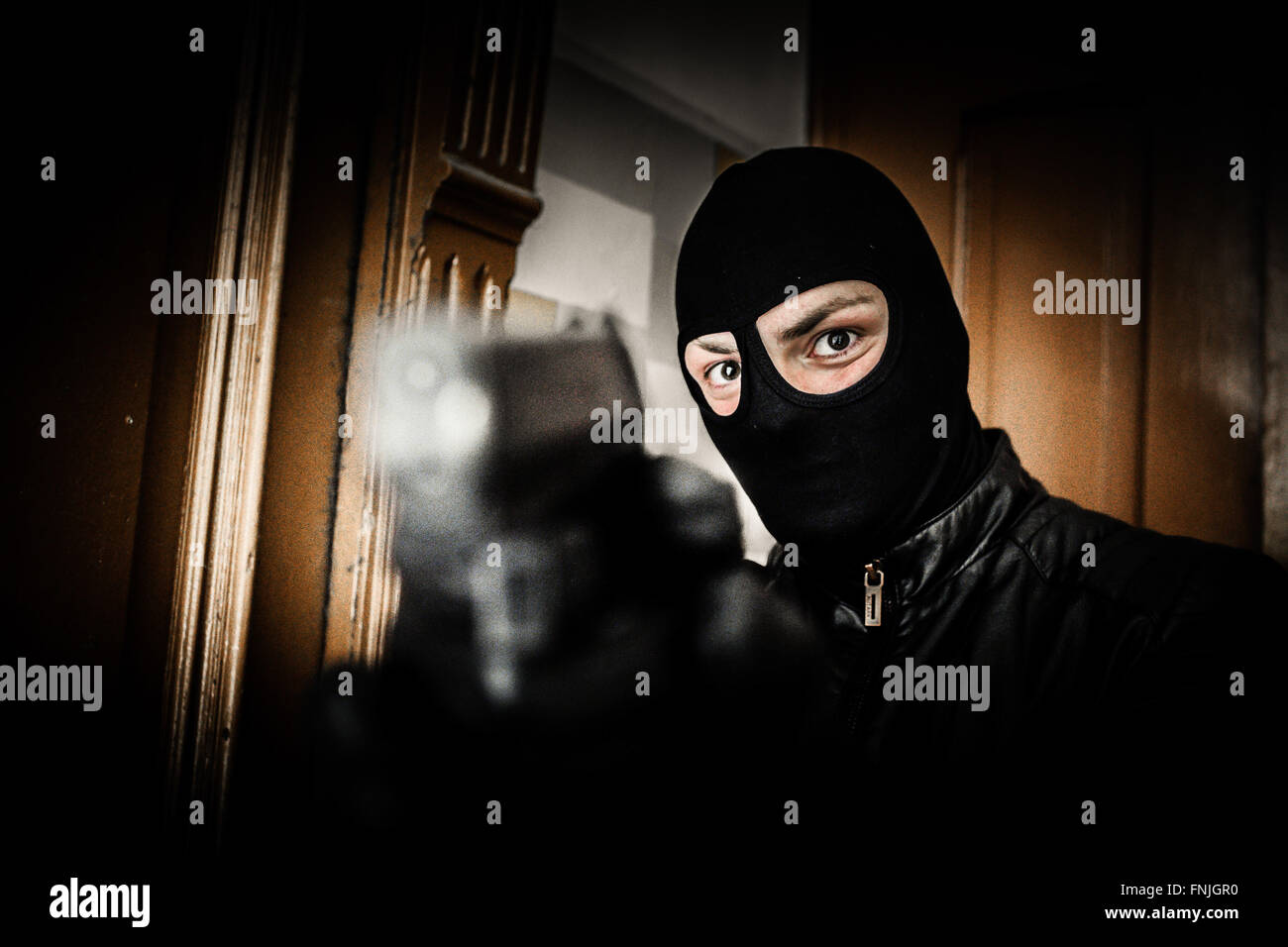 Un uomo con pistole, Germania, Berlino, 20. Maggio 2015. Foto: picture alliance/Robert Schlesinger Foto Stock