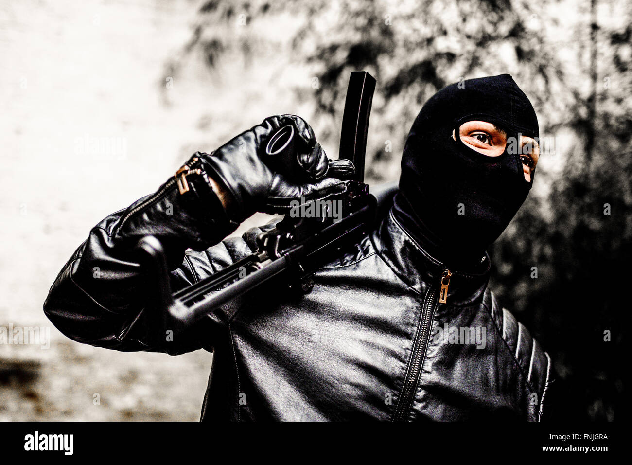 Un uomo con un fucile mitragliatore, Germania, Berlino, 20. Maggio 2015. Foto: picture alliance/Robert Schlesinger Foto Stock