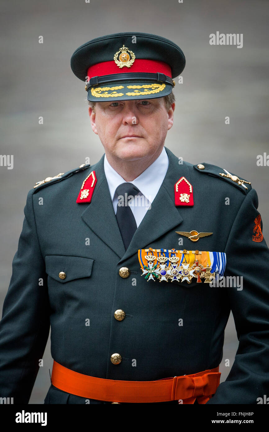 L'Aia, Paesi Bassi. Xv Mar, 2016. Willem-Alexander re e regina Maxima dei Paesi Bassi assiste alla cerimonia dell'Ordine Militare di William (Militaire Willemsorde per onorare e premiare i Commando Corps al Binnenhof a L'Aia, Paesi Bassi, 15 marzo 2016. Questa unità si distingue per il loro straordinario impegno in Afghanistan. Il Willems-Orde è più antica e prestigiosa medaglia nel Regno dei Paesi Bassi per un eccellente bravura sul campo di battaglia. Foto: Patrick van Katwijk/ point de vue fuori - nessun filo SERVICE -/dpa/Alamy Live News Foto Stock