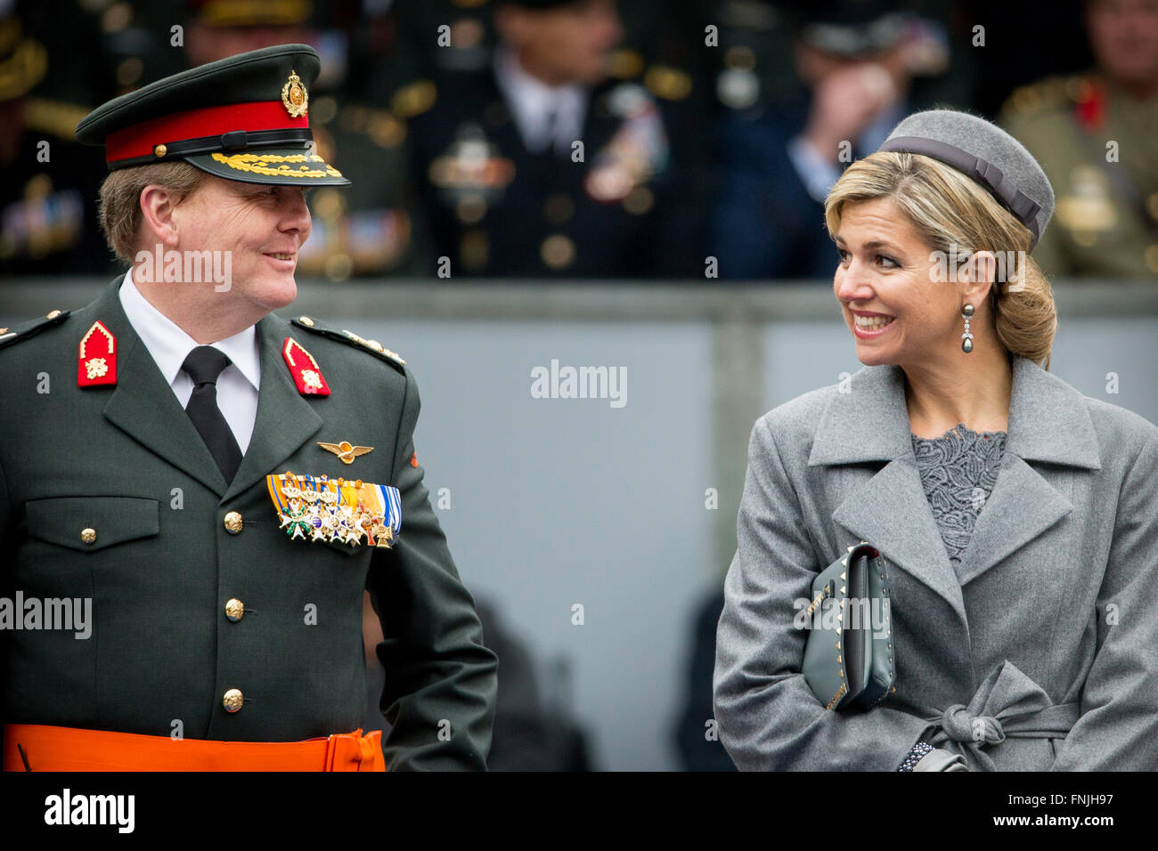 L'Aia, Paesi Bassi. Xv Mar, 2016. Willem-Alexander re e regina Maxima dei Paesi Bassi assiste alla cerimonia dell'Ordine Militare di William (Militaire Willemsorde per onorare e premiare i Commando Corps al Binnenhof a L'Aia, Paesi Bassi, 15 marzo 2016. Questa unità si distingue per il loro straordinario impegno in Afghanistan. Il Willems-Orde è più antica e prestigiosa medaglia nel Regno dei Paesi Bassi per un eccellente bravura sul campo di battaglia. Foto: Patrick van Katwijk/ point de vue fuori - nessun filo SERVICE -/dpa/Alamy Live News Foto Stock