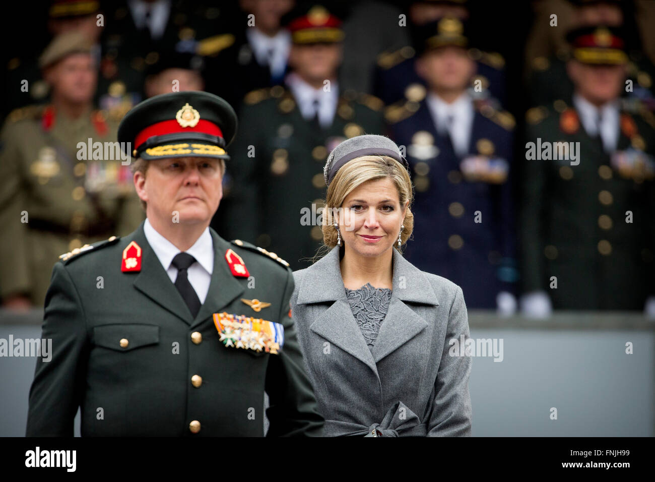 L'Aia, Paesi Bassi. Xv Mar, 2016. Willem-Alexander re e regina Maxima dei Paesi Bassi assiste alla cerimonia dell'Ordine Militare di William (Militaire Willemsorde per onorare e premiare i Commando Corps al Binnenhof a L'Aia, Paesi Bassi, 15 marzo 2016. Questa unità si distingue per il loro straordinario impegno in Afghanistan. Il Willems-Orde è più antica e prestigiosa medaglia nel Regno dei Paesi Bassi per un eccellente bravura sul campo di battaglia. Foto: Patrick van Katwijk/ point de vue fuori - nessun filo SERVICE -/dpa/Alamy Live News Foto Stock