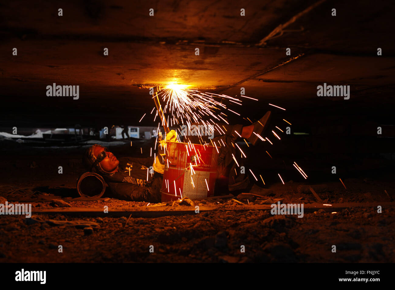 Dacca, Dhaka, Bangladesh. Xv Mar, 2016. Marzo 15, 2016 Dacca in Bangladesh - lavoratore del Bangladesh utilizza una saldatrice ad effettuare le riparazioni a un grande traghetto, in corrispondenza di una darsena sulla riva del fiume Buriganga del. I rifiuti e le sostanze chimiche da riparazioni inquinare il fiume. Queste navi-craft-masters non ci si stanca mai spesso di gestire tutto a dispetto di ottenere qualsiasi progettazione strutturale mantenere la costruzione di navi nel proprio sforzo con la loro base di talento genetica senza alcuna interruzione. Frequentemente senza occhiali, correre il rischio di lesioni gravi o la cecità, essi tutti alti salire le scale di corda per le navi' punti più alti per recuperare gli elementi, Foto Stock