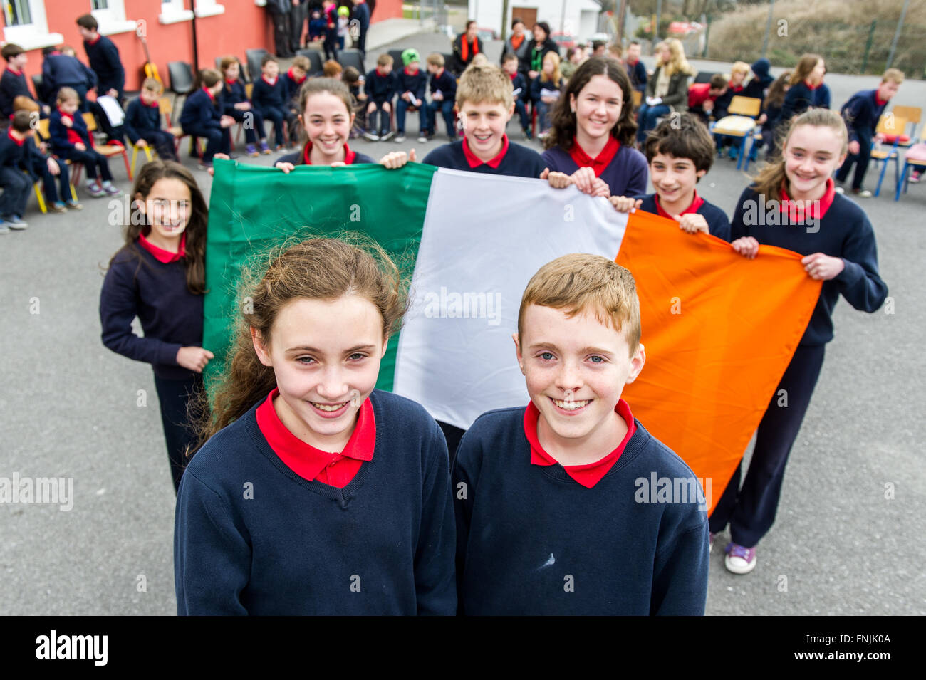 Durrus, Irlanda. Il 15 marzo, 2016. Gli alunni Cahernane Stock e James Padre Mallon ha stare di fronte al tricolore irlandese prima di leggere la loro versione della proclamazione a Carrigboy Scuola nazionale, Durrus, sulla proclamazione giorno che era stata organizzata per commemorare gli eventi del 1916. Credito: Andy Gibson/Alamy Live News. Foto Stock