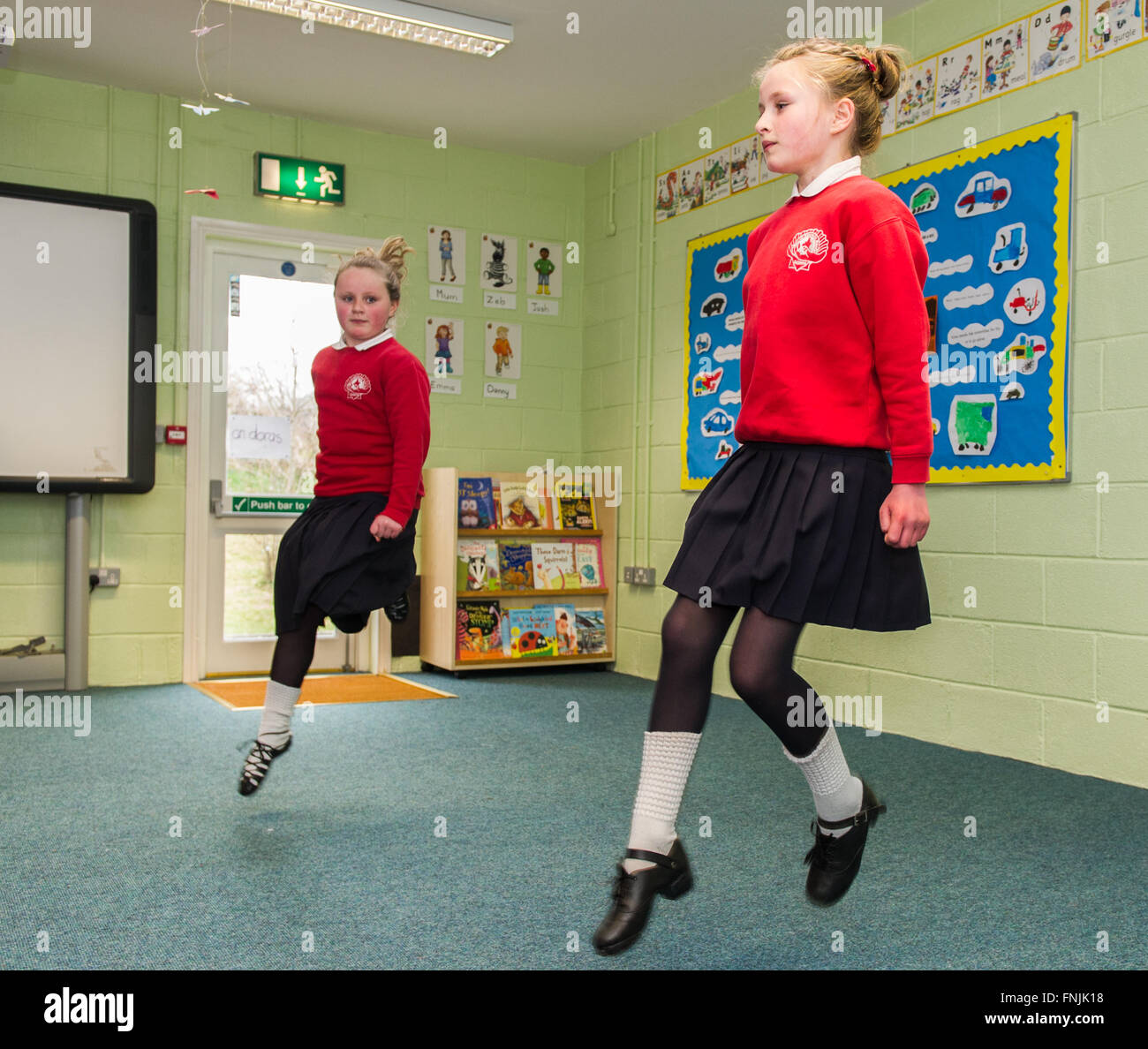 Durrus, Irlanda. Il 15 marzo, 2016. Gli alunni e le sorelle Caitlin e Alicia Molloy eseguire una danza irlandese per assemblare i genitori a St James Scuola nazionale, Durrus, sulla proclamazione giorno che era stata organizzata per commemorare gli eventi del 1916. Credito: Andy Gibson/Alamy Live News. Foto Stock