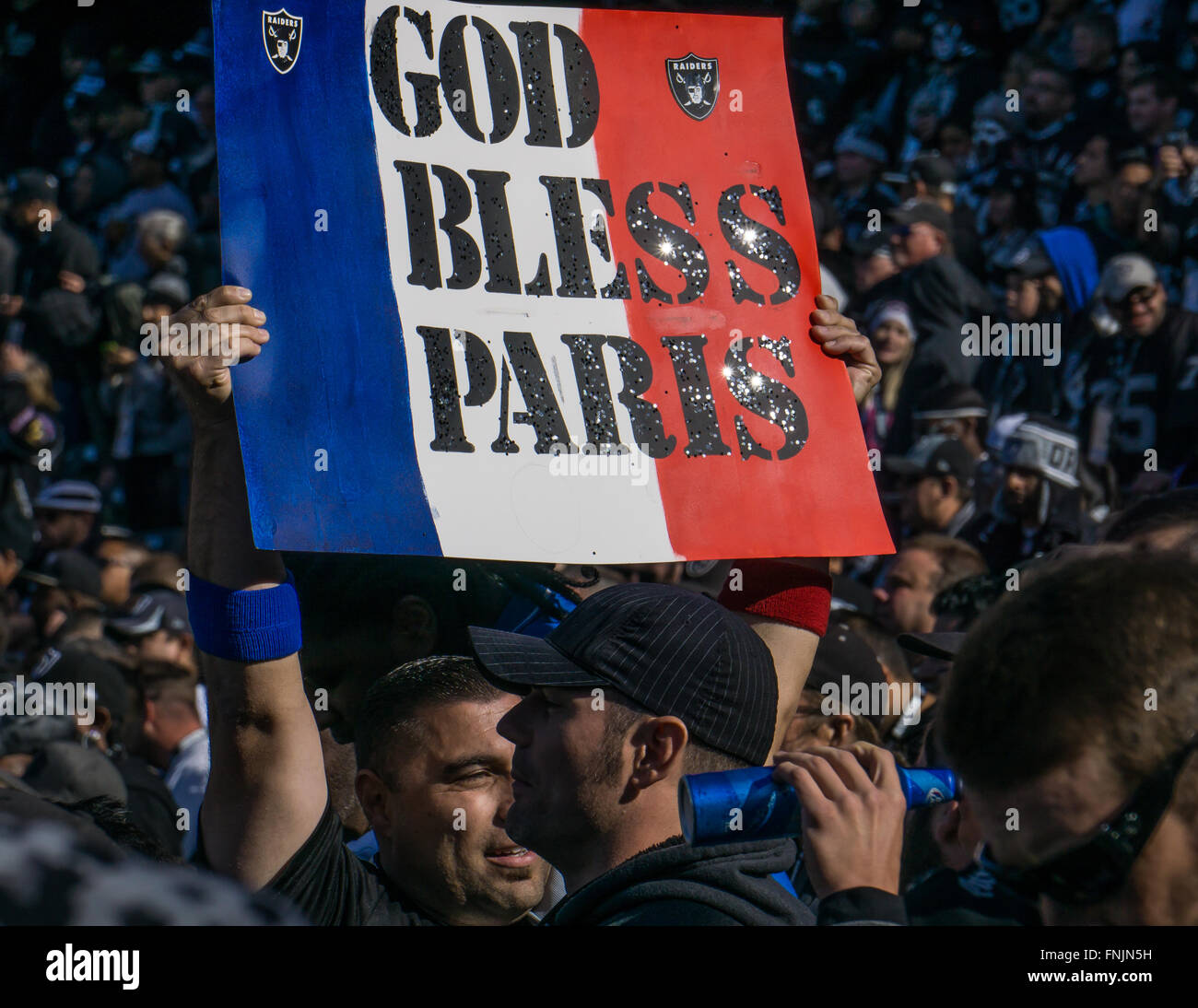 Un Oakland Raiders ventilatore mostra il supporto per la Francia e di Parigi due giorni dopo gli attacchi terroristici. Foto Stock