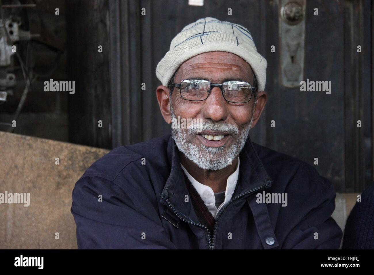 Murree, Pakistan. Xii Mar, 2016. Khaled Mehsud, meccanico della Volkswagen Club in Pakistan, pone a Murree, Pakistan, 12 marzo 2016. Egli ha imparato a fissare VW Maggiolini dal più grande importatore di automobili Volkswagen negli anni sessanta, motori moderni. Oggi egli è in esecuzione di una riparazione auto shop specializzato in VW Maggiolini, uno degli ultimi nel paese. Foto: Christine-FELICE ROEHRS/dpa/Alamy Live News Foto Stock