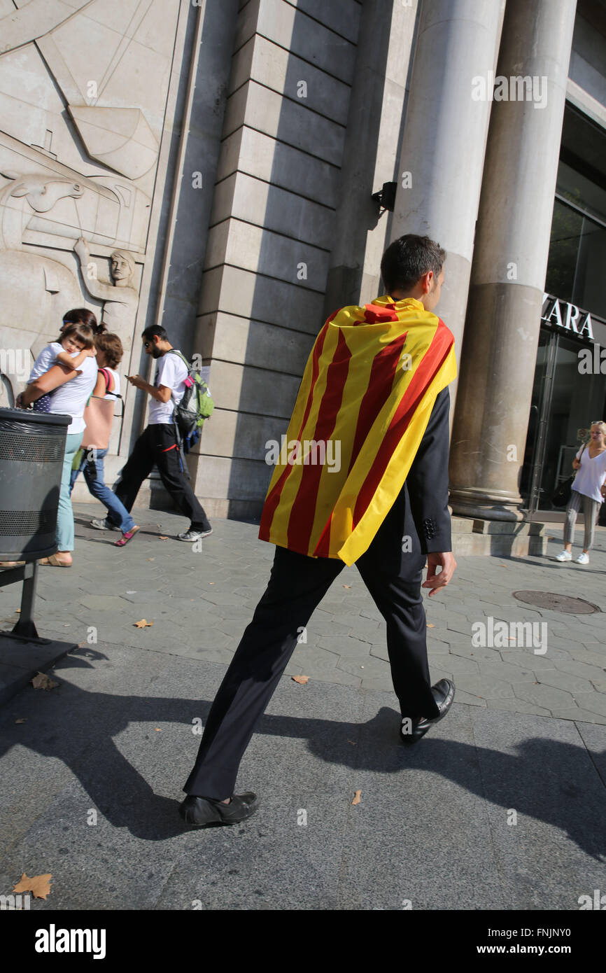 Barcellona, Spagna. Undicesimo Sep, 2015. Persone marzo indossando la bandiera catalana all'Arc de Triomf di Barcellona. Barcellona è stato un mare di rosso e giallo come la folla portando bandiere separatisti hanno marciato in città per celebrare il catalano Giornata Nazionale. Gli organizzatori spera di attirare almeno mezzo milione di persone per un pro-indipendenza rally usando lo slogan 'cominciamo a costruire un nuovo paese". La Estelada o "Lone Star bandiera" è una Bandiera non ufficiale tipicamente percorse da catalano separatisti per esprimere il loro sostegno ad un organismo indipendente la Catalogna. © Ruaridh Stewart/ZUMA filo/ZUMAPRESS.com/Alamy Live News Foto Stock