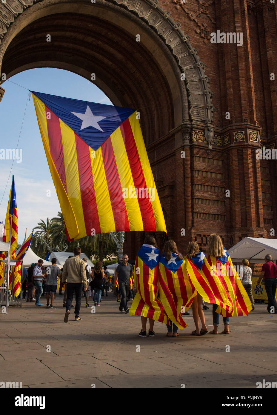 Barcellona, Spagna. Undicesimo Sep, 2015. Persone marzo indossando la bandiera catalana all'Arc de Triomf di Barcellona. Barcellona è stato un mare di rosso e giallo come la folla portando bandiere separatisti hanno marciato in città per celebrare il catalano Giornata Nazionale. Gli organizzatori spera di attirare almeno mezzo milione di persone per un pro-indipendenza rally usando lo slogan 'cominciamo a costruire un nuovo paese". La Estelada o "Lone Star bandiera" è una Bandiera non ufficiale tipicamente percorse da catalano separatisti per esprimere il loro sostegno ad un organismo indipendente la Catalogna. © Ruaridh Stewart/ZUMA filo/ZUMAPRESS.com/Alamy Live News Foto Stock