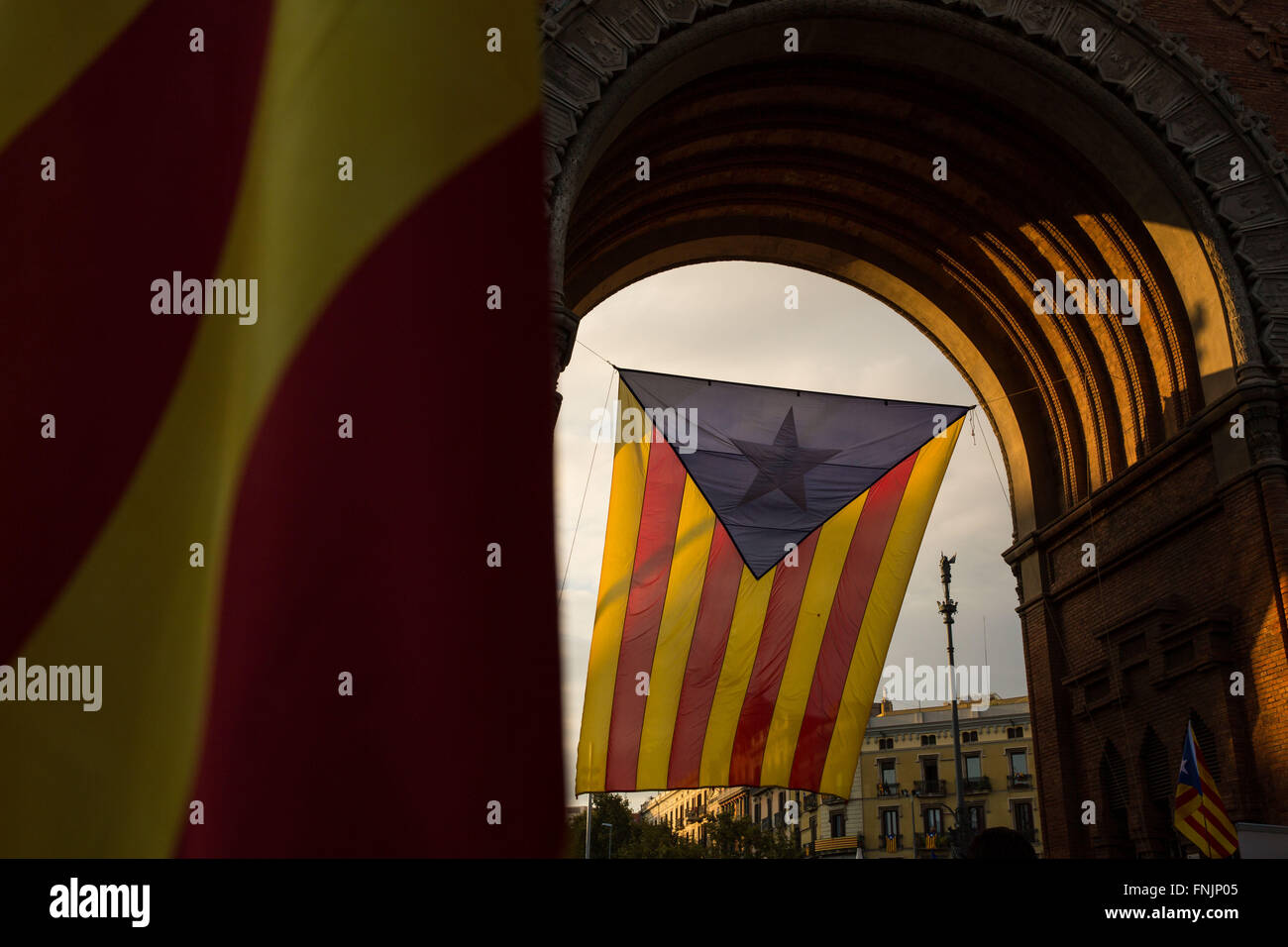 Barcellona, Spagna. Undicesimo Sep, 2015. Persone marzo indossando la bandiera catalana all'Arc de Triomf di Barcellona. Barcellona è stato un mare di rosso e giallo come la folla portando bandiere separatisti hanno marciato in città per celebrare il catalano Giornata Nazionale. Gli organizzatori spera di attirare almeno mezzo milione di persone per un pro-indipendenza rally usando lo slogan 'cominciamo a costruire un nuovo paese". La Estelada o "Lone Star bandiera" è una Bandiera non ufficiale tipicamente percorse da catalano separatisti per esprimere il loro sostegno ad un organismo indipendente la Catalogna. © Ruaridh Stewart/ZUMA filo/ZUMAPRESS.com/Alamy Live News Foto Stock