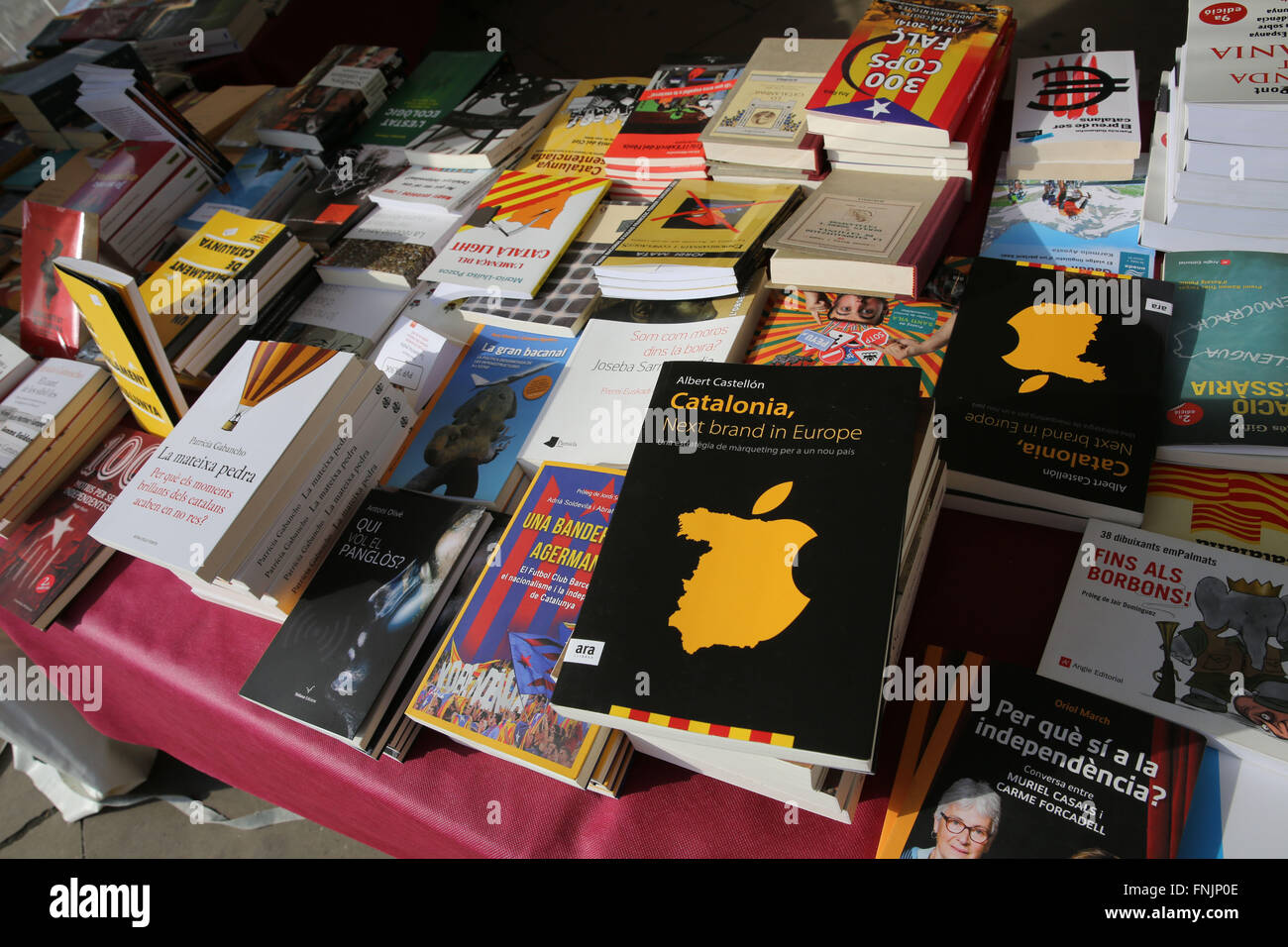 Barcellona, Spagna. Undicesimo Sep, 2015. Libri in vendita discutere possibili Catalogna indipendenza. Persone marzo indossando la bandiera catalana all'Arc de Triomf di Barcellona. Barcellona è stato un mare di rosso e giallo come la folla portando bandiere separatisti hanno marciato in città per celebrare il catalano Giornata Nazionale. Gli organizzatori spera di attirare almeno mezzo milione di persone per un pro-indipendenza rally usando lo slogan 'cominciamo a costruire un nuovo paese". © Ruaridh Stewart/ZUMA filo/ZUMAPRESS.com/Alamy Live News Foto Stock