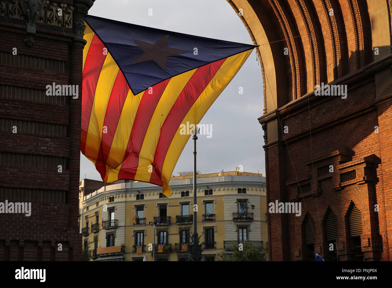 Sep 11, 2015 - Barcellona, Spagna - Persone marzo indossando la bandiera catalana all'Arc de Triomf di Barcellona. Barcellona è stato un mare di rosso e giallo come la folla portando bandiere separatisti hanno marciato in città per celebrare il catalano Giornata Nazionale. Gli organizzatori spera di attirare almeno mezzo milione di persone per un pro-indipendenza rally usando lo slogan 'cominciamo a costruire un nuovo paese". La Estelada o "Lone Star bandiera" è una Bandiera non ufficiale tipicamente percorse da catalano separatisti per esprimere il loro sostegno ad un organismo indipendente la Catalogna. (Credito Immagine: © Ruaridh Stewart/ZUMA filo/ZUMAPRESS.com) Foto Stock