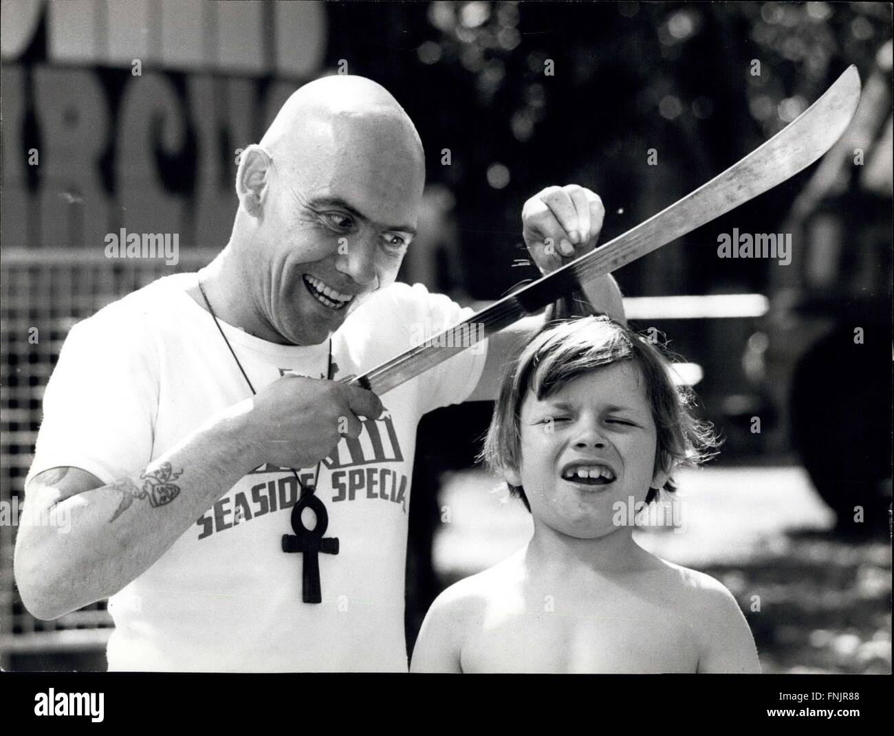 1974 - Una rapida capelli-cur da papà! El Hakim dà Tony ottiene il chop in un modo che renderebbe più barbieri questi giorni tremano! © Keystone Pictures USA/ZUMAPRESS.com/Alamy Live News Foto Stock
