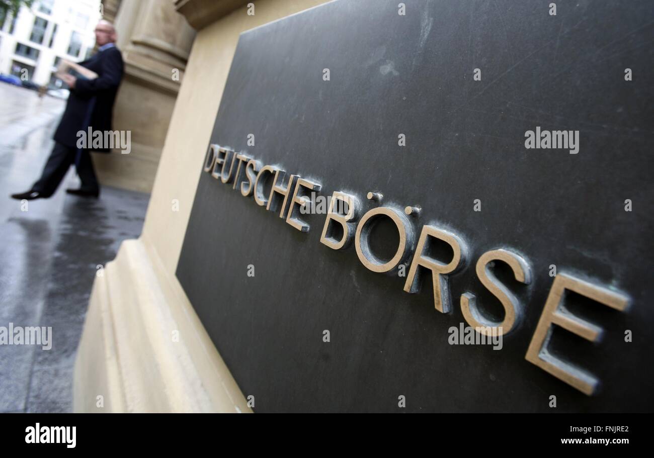 Un file immagine scattata il 18 settembre 2007 mostra un uomo che lascia la borsa accanto al logo su una lapide a Francoforte in Germania. Il tedesco e il New York Stock Exchange hanno convenuto su una fusione. Foto: Frank Rumpenhorst Foto Stock