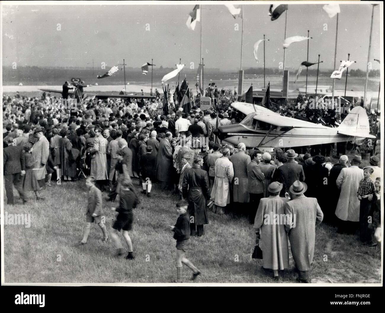 1953 - Ordinare il flying Cross a Dusseldorf, Germania occidentale. Venerdì 8 maggio 1953, i primi due piani sono stati ufficialmente ordinato da dignitari cattolica, a Dusseldorf - Lobausens Air base, Germania occidentale. Ha Eminanew Cardinale Frings, Arcivescovo di Colonia. Personalmente ordinato ''Poco Paul'' e ''i battenti Croce" i nomi di due piani che sarà dato alla Chiesa per il miglioramento dell attività missionaria. Il suo riferimento P. Schulte (sinistra), molto popolare di sacerdote in questo paese che viene comunemente chiamato ''flying padre'' è stato nominato pilota. P. Shculte, un ferwentstuntf Foto Stock