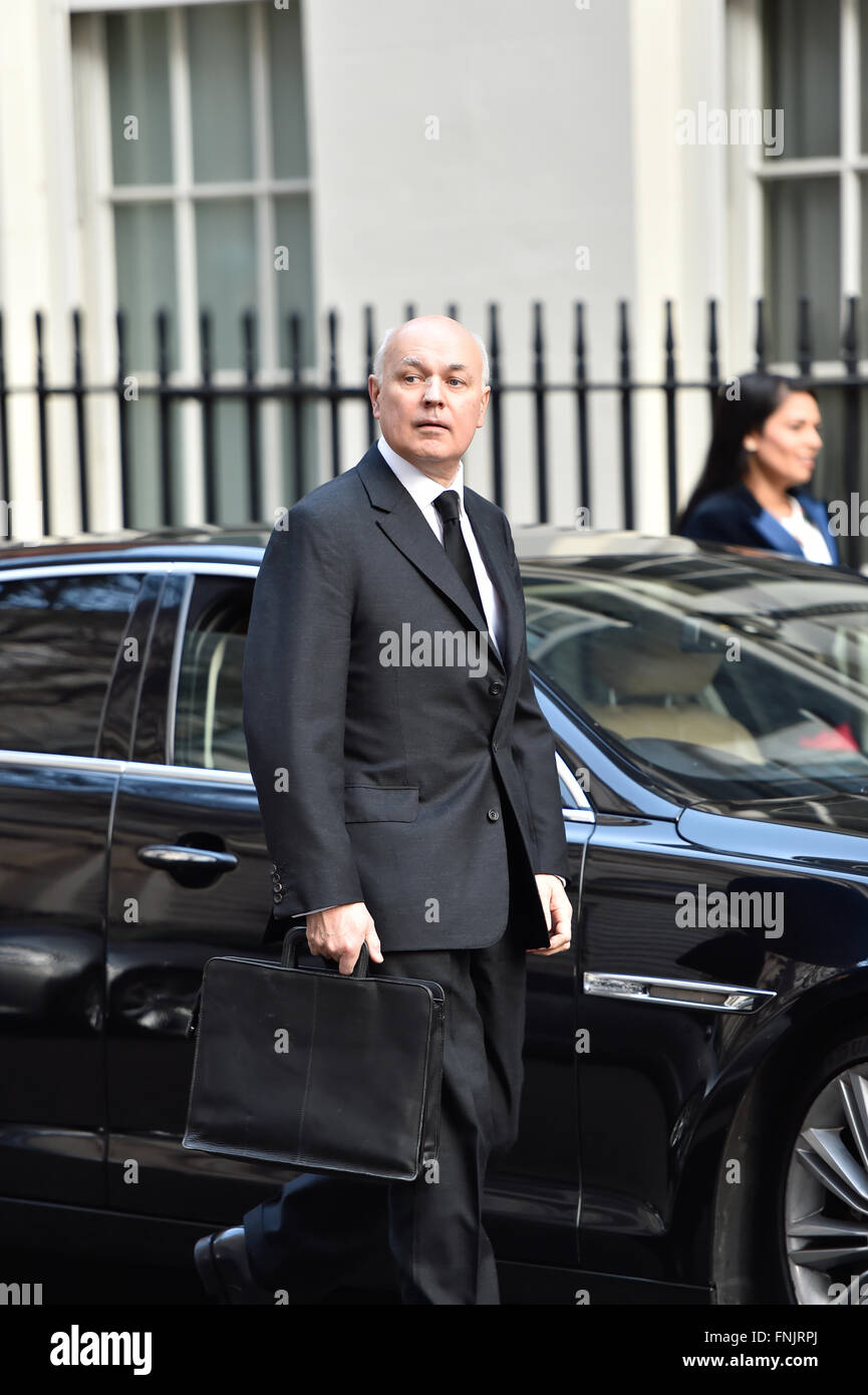 A Downing Street, Londra, Regno Unito. 16 marzo, 2016. Iain Duncan Smith arriva per la riunione del consiglio dei ministri in vista del bilancio 2016 che lo vedrà dimettersi Credito: Alan West/Alamy Live News Foto Stock