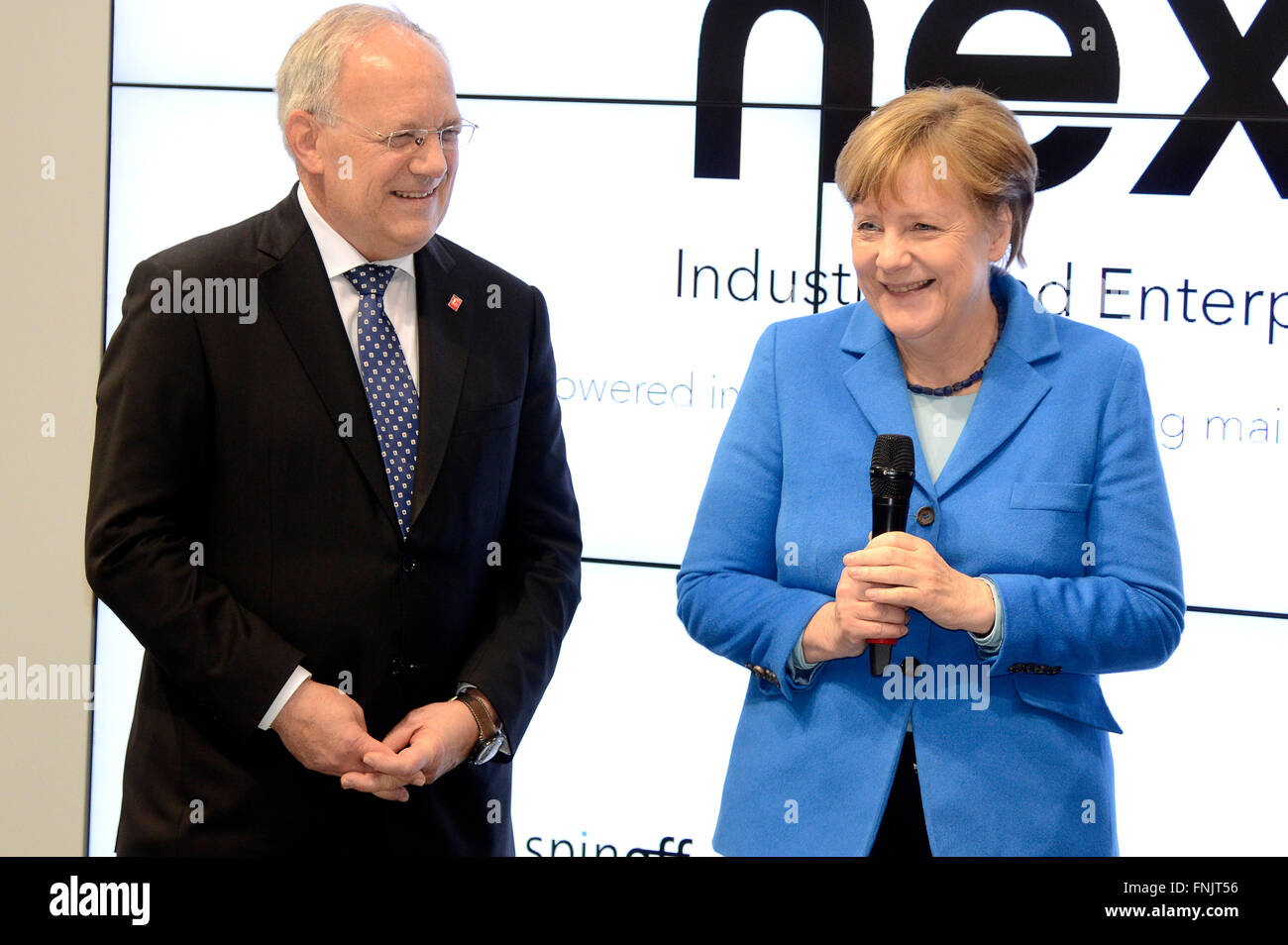 Hannover, Germania. Xv Mar, 2016. Il presidente svizzero Johann Schneider-Ammann e il Cancelliere tedesco Angela Merkel (CDU), durante il loro tour della fiera CeBIT di Hannover, Germania, 15 marzo 2016. La Svizzera è il paese partner del CeBIT di quest'anno, ossia fino al 18 marzo 2016. Credito: dpa/Alamy Live News Foto Stock