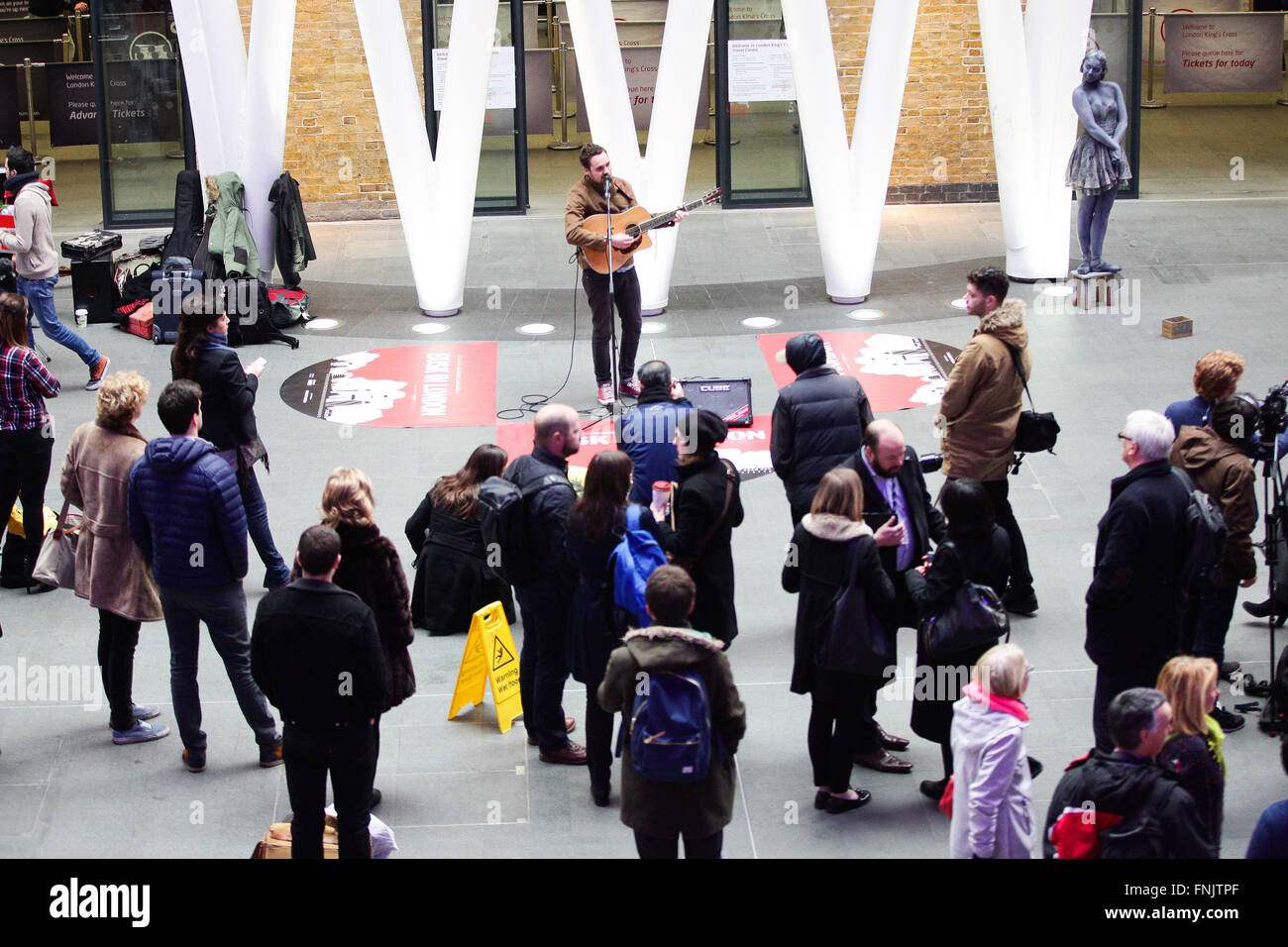 Londra, UK, 16 marzo 2016 - Mattina pendolari sono trattati con una varietà unica mostra da musicisti e artisti di strada durante le ore di punta alla stazione di King Cross a il primo al mondo mai International musicista di strada giorno viene annunciato dal sindaco di Londra. Credito: Dinendra Haria/Alamy Live News Foto Stock