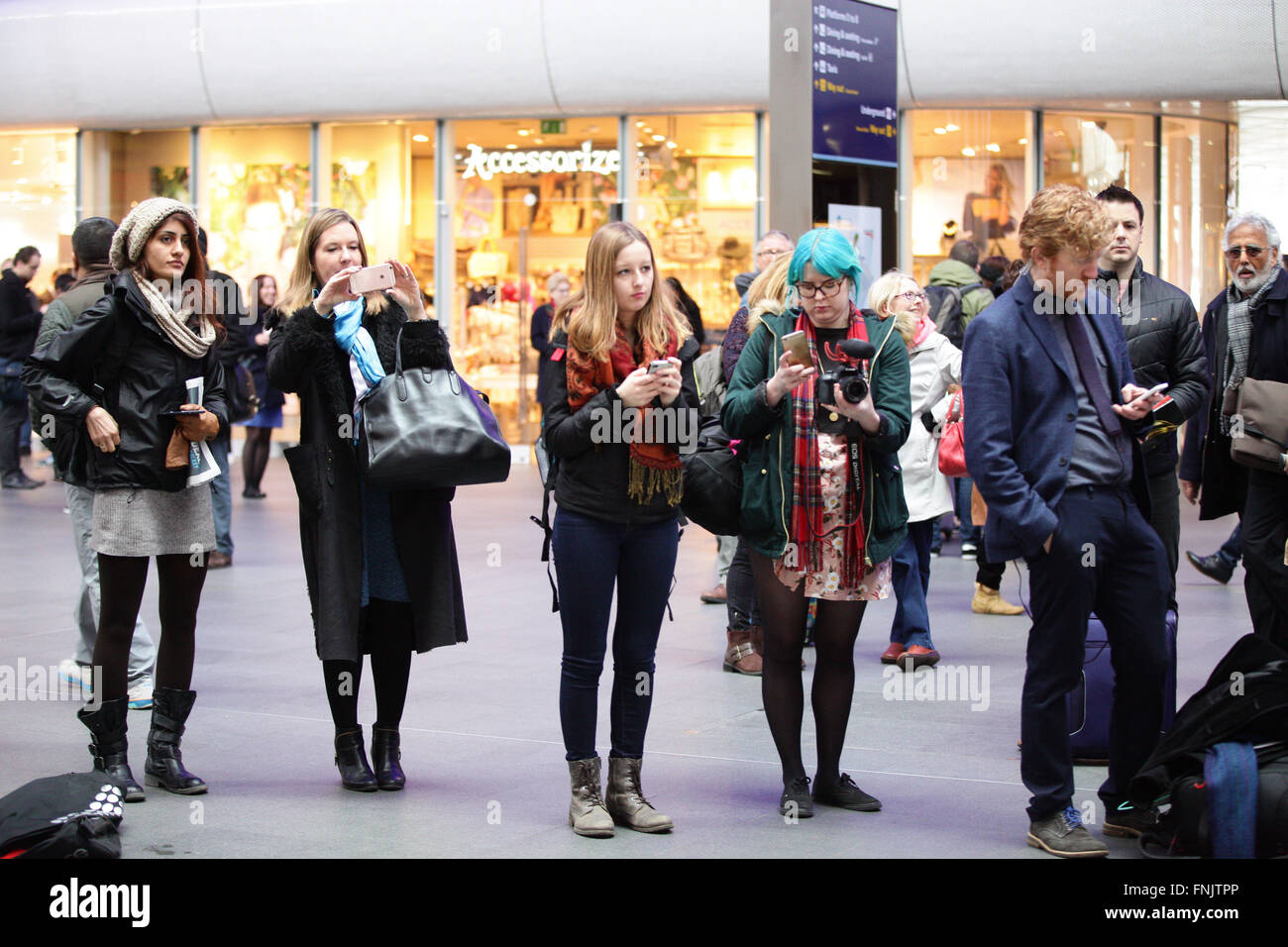 Londra, UK, 16 marzo 2016 - Mattina pendolari sono trattati con una varietà unica mostra da musicisti e artisti di strada durante le ore di punta alla stazione di King Cross a il primo al mondo mai International musicista di strada giorno viene annunciato dal sindaco di Londra. Credito: Dinendra Haria/Alamy Live News Foto Stock