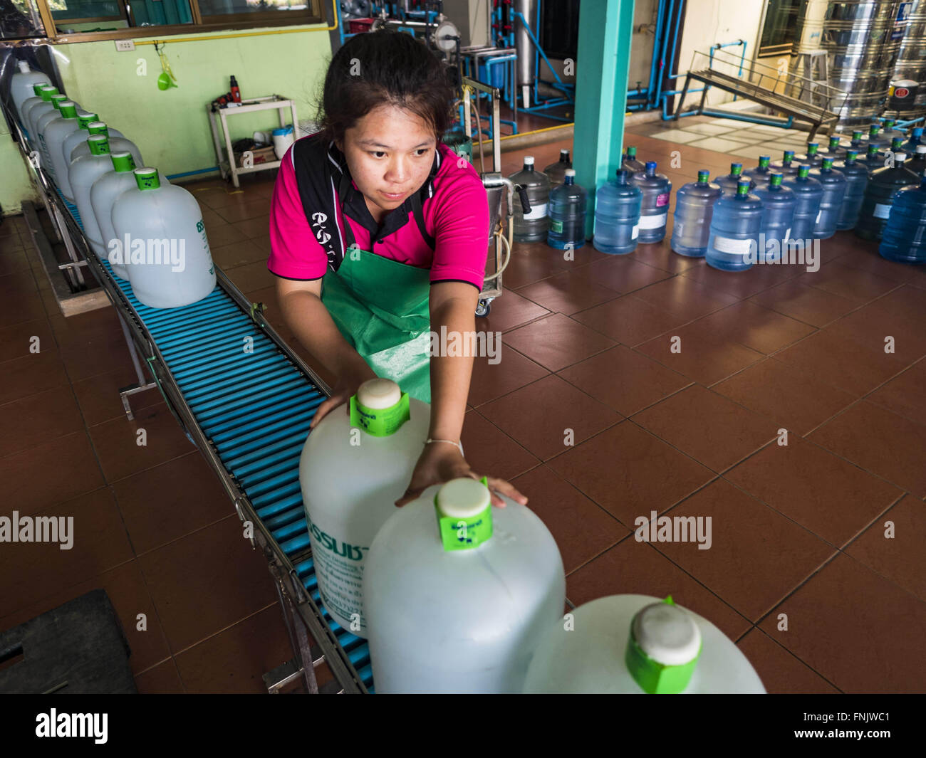 Divieto canzone, Prachin Buri, Thailandia. 16 Mar, 2016. Un lavoratore spinge le bottiglie di acqua in giù la linea in corrispondenza di un'acqua impianto di imbottigliamento di Ban canzone. L'impianto è stato aperto per 11 anni e viene segnalato che la domanda è aumentata al di sopra della normale di quest'anno, perché le persone sono più comprare acqua in bottiglia perché acqua di sale ha invaso il locale di fornitura di acqua. Alcune persone acquistano la bottiglia d'acqua per lavare e bagnare con a causa dell'intrusione salina. La siccità in Thailandia sta peggiorando e si è diffuso in 14 province nel cuore agricolo della Thailandia. Europee lungo il Bang Pakong Fiume, Foto Stock