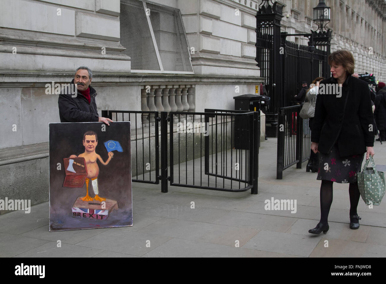 Westminster London,UK. 16 marzo 2016. Chansonnier artista Kaya Mar al di fuori di Downing street come Cancelliere George Osborne offre il suo ottavo bilancio alla House of Commons e si prevede di includere nuove misure di austerità un aumento delle accise sul carburante e 4 miliardi di tagli di spesa Credito: amer ghazzal/Alamy Live News Foto Stock