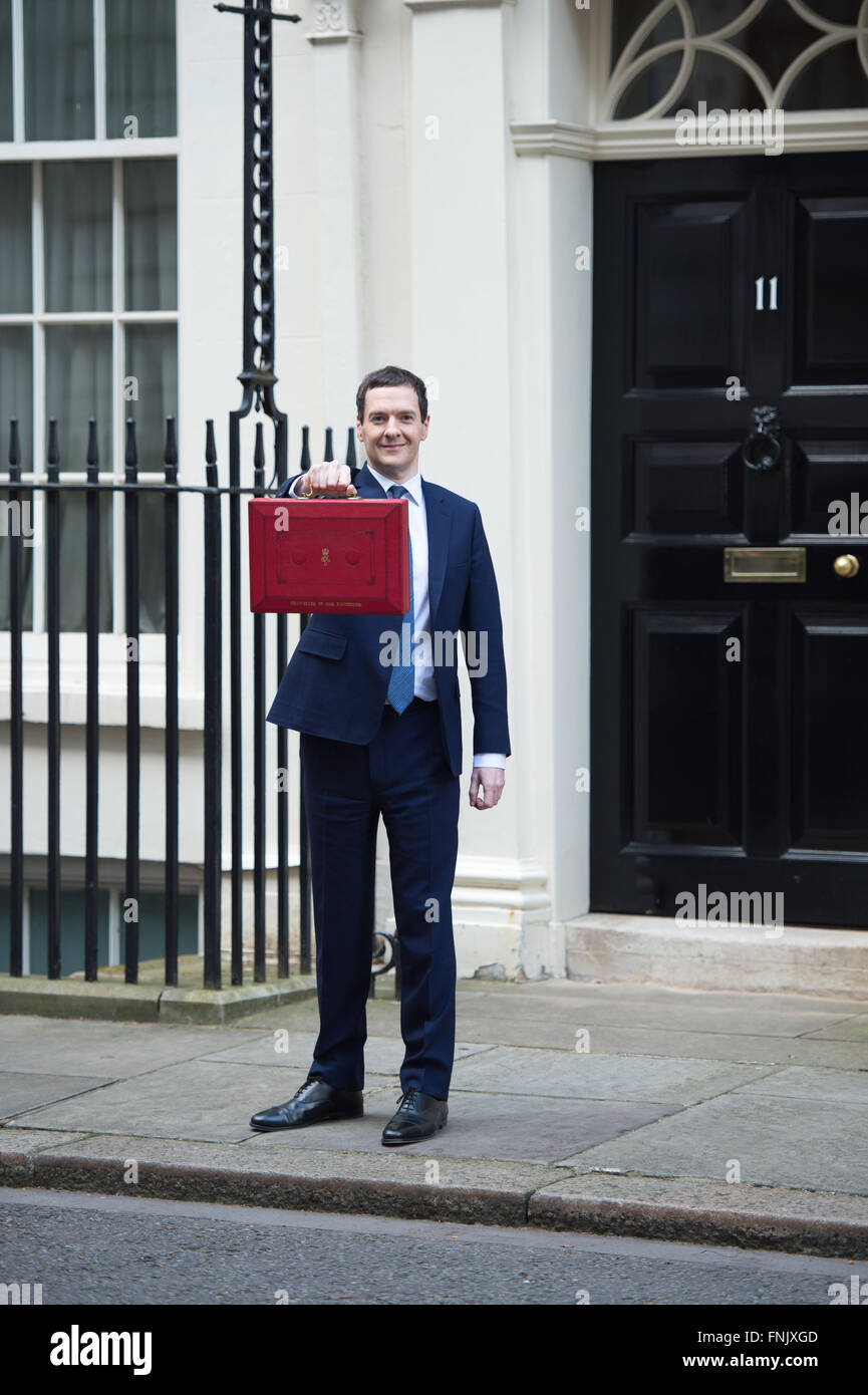 Londra, Regno Unito. 16 Mar, 2016. Bilancio 2016 il Cancelliere dello scacchiere,l'Rt Hon George Osborne MP rappresenta il rosso scatola di bilancio in vista del bilancio 2016 Credit: Alan West/Alamy Live News Foto Stock