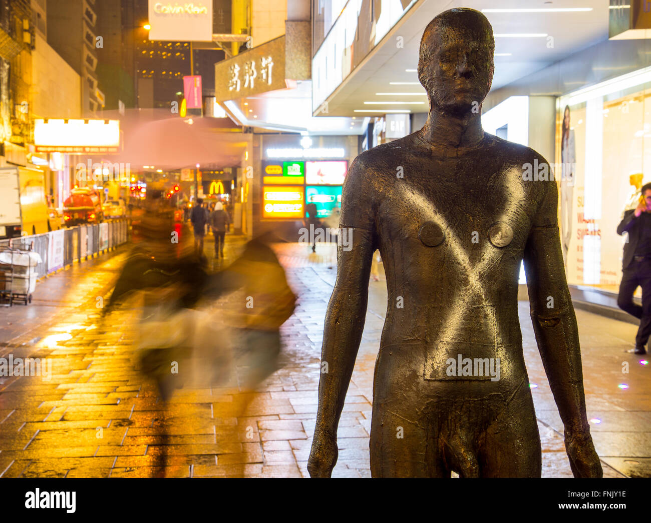 Graffiti spruzzato sul Antony Gormley scultura in Hong Kong Central District, Hong Kong, Cina. Foto Stock