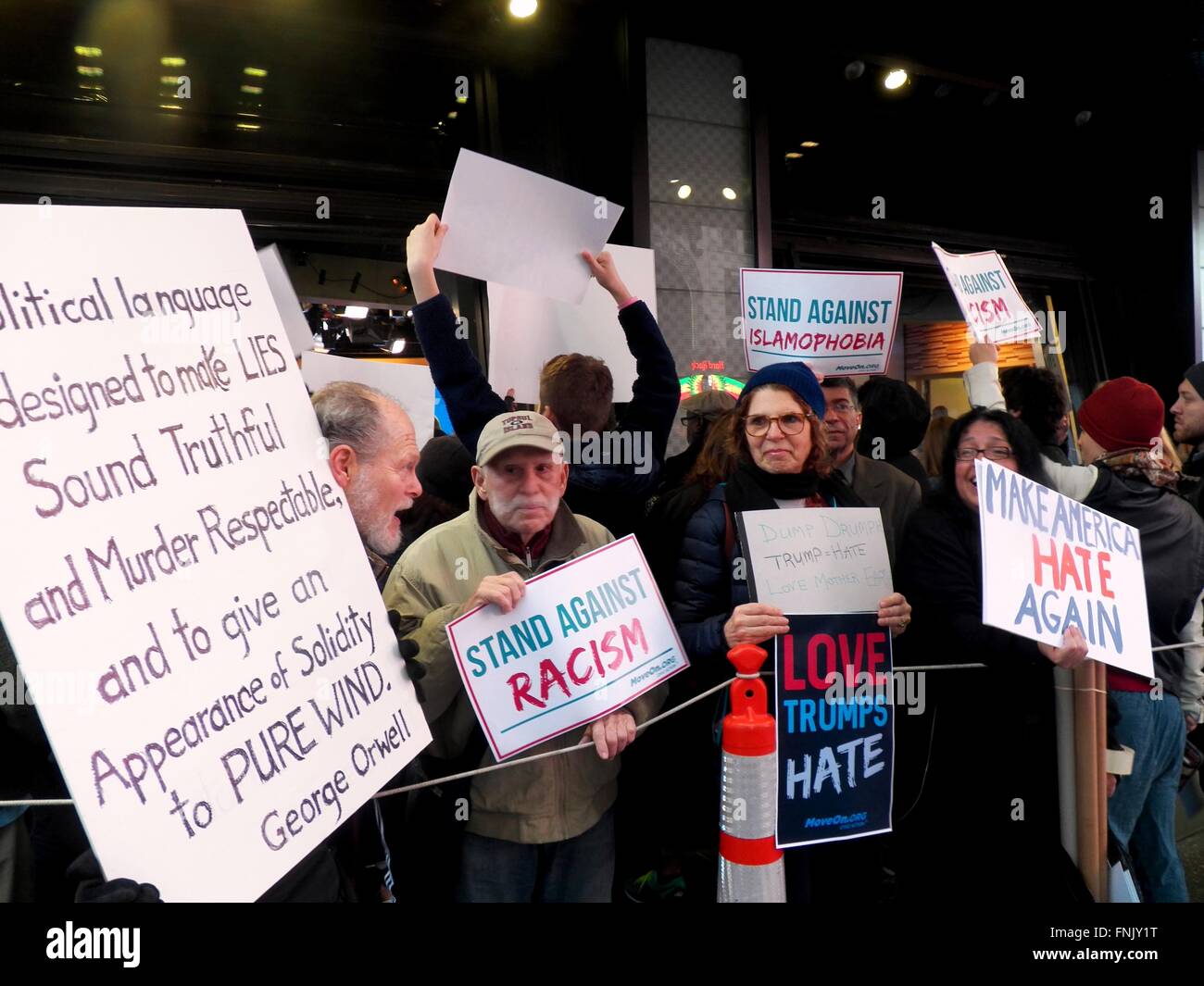 New York, Stati Uniti d'America. 16 Mar, 2016. Oggi al di fuori del Good Morning America Studios in Time Square, un contatore/anti-Trump protesta fu tenuto in risposta ai voti da martedì presidenziali primarie Credito: Mark Apollo/Alamy Live News Foto Stock