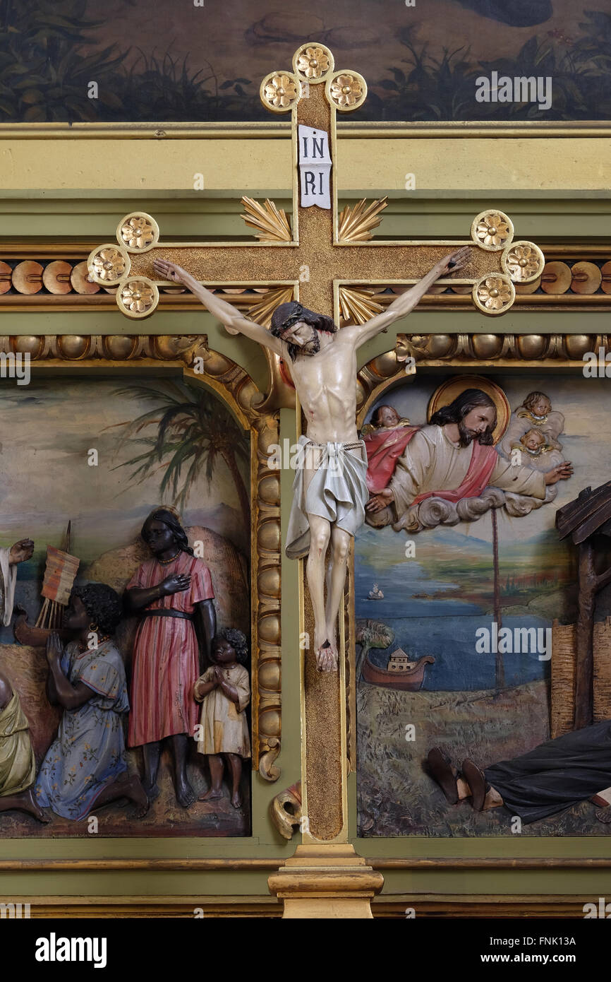 Croce sull'altare nella Basilica del Sacro Cuore di Gesù a Zagabria in Croazia il 14 settembre, 2015 Foto Stock