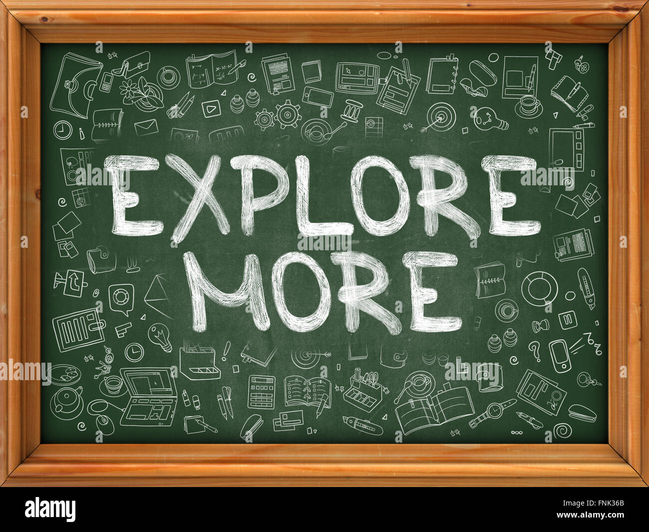 Lavagna Verde con disegnati a mano esplorare di più. Foto Stock